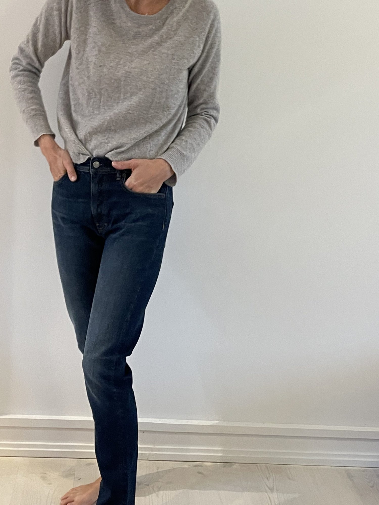 Acne studios jeans mørkeblå på model forfra