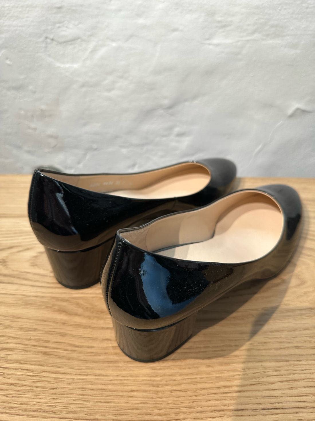 Hogl sort lak stilet bagfra