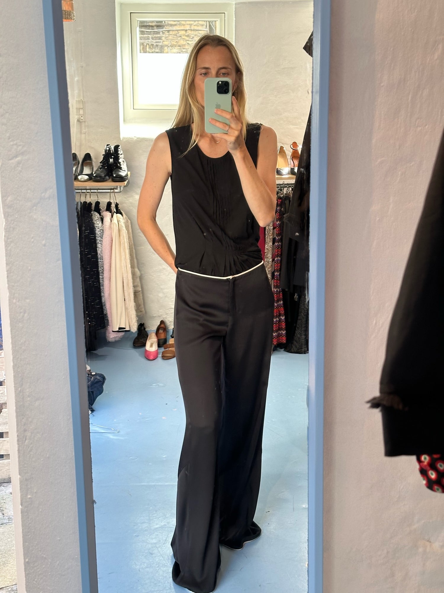 Chanel bukser sort med hvid kant på model forfra