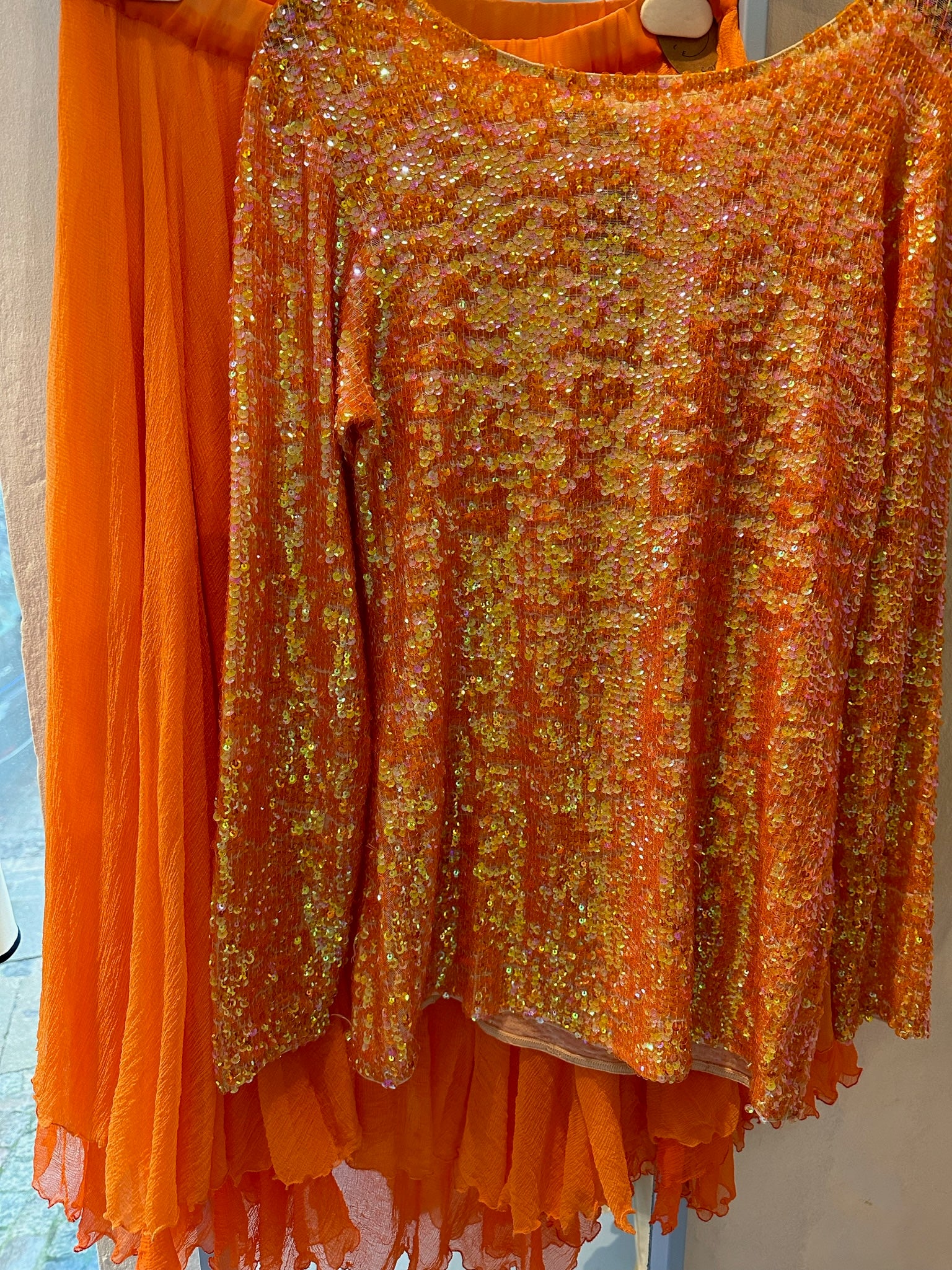 Orange sæt med nederdel og paliettetrøje