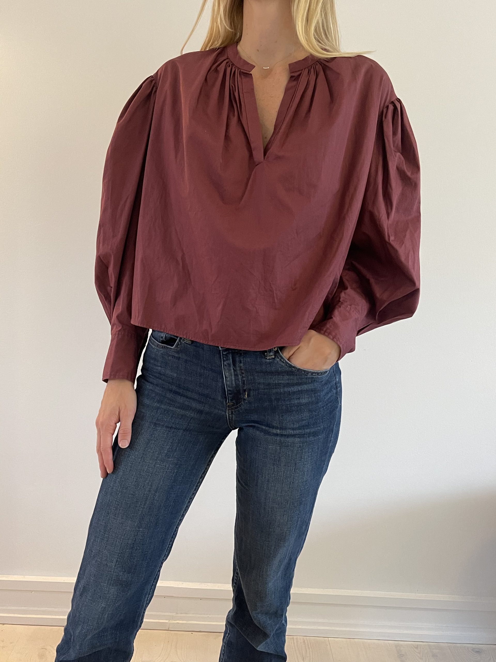 Isabel Marant bluse bordeaux på model forfra