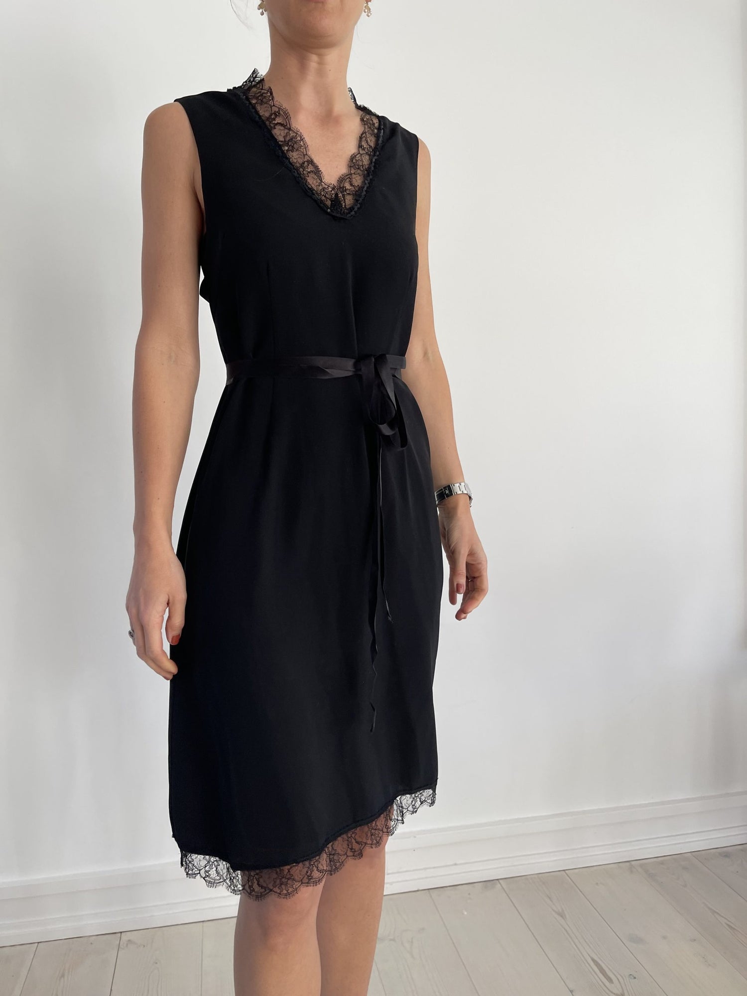 Julie Fagerholt / Heartmade kjole sort på model forfra