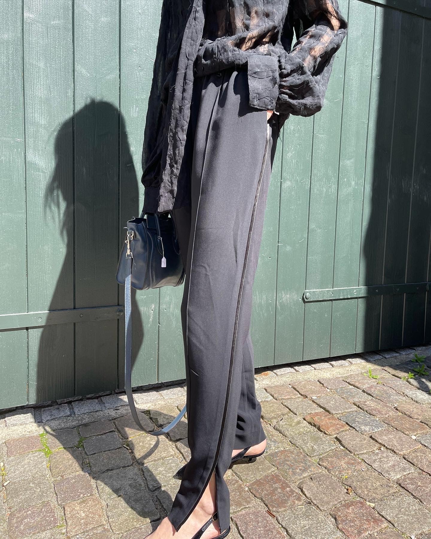 Stasia bluse sort på model side