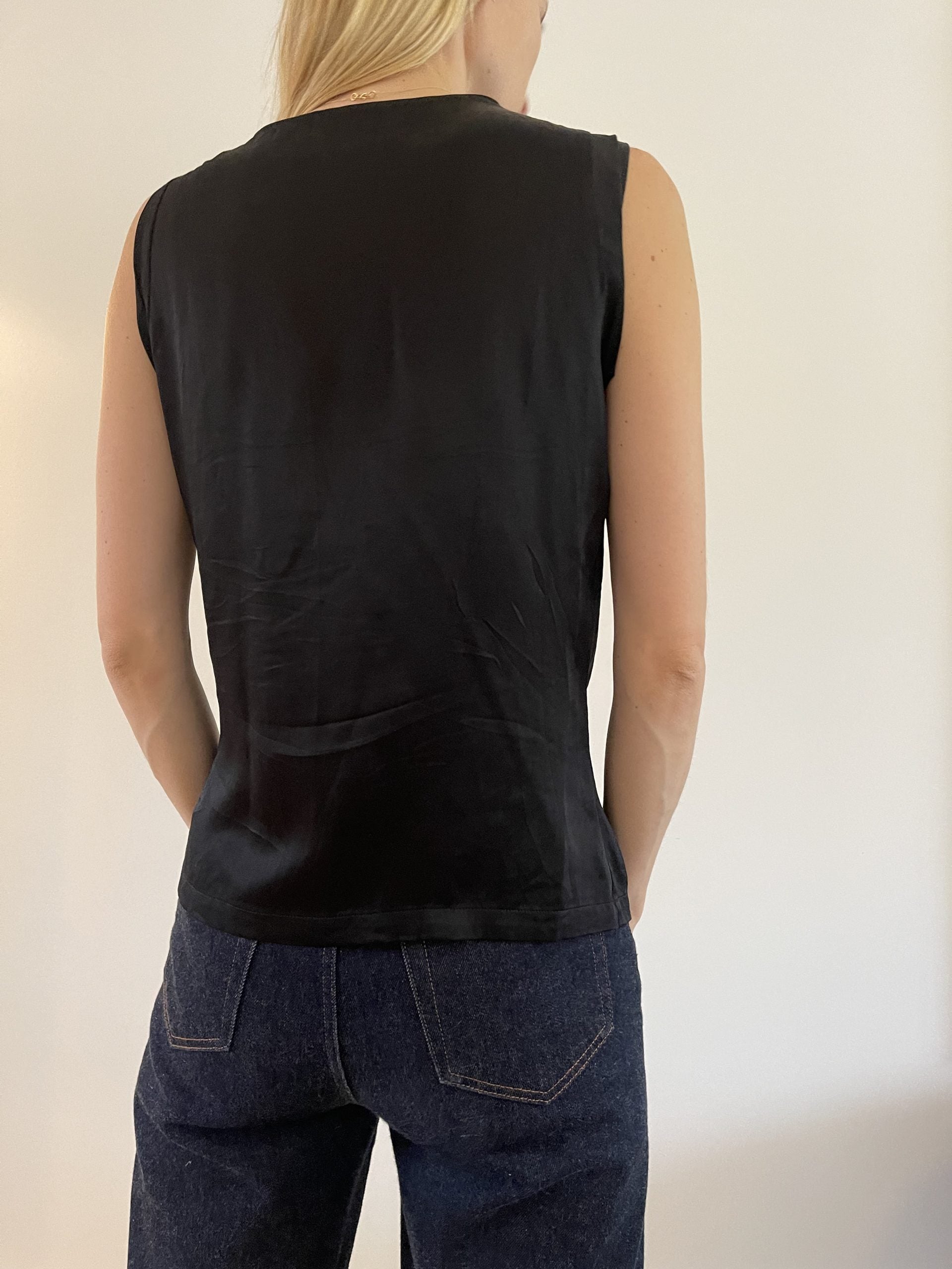 Yves Saint Laurent Bluse kortærmet sort på model bagfra