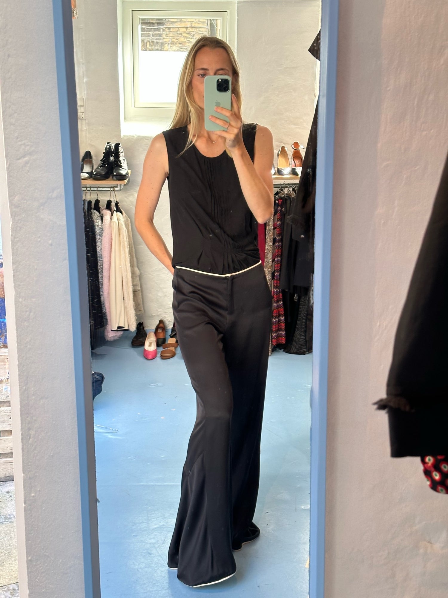 Chanel bukser sort med hvid kant på model med hvid kant