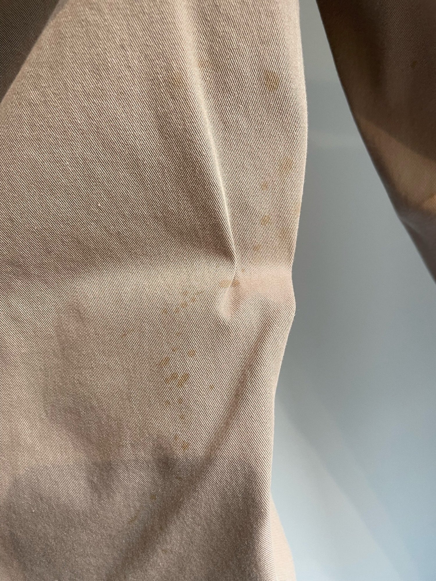 Hugo boss bukser tæt på pletter