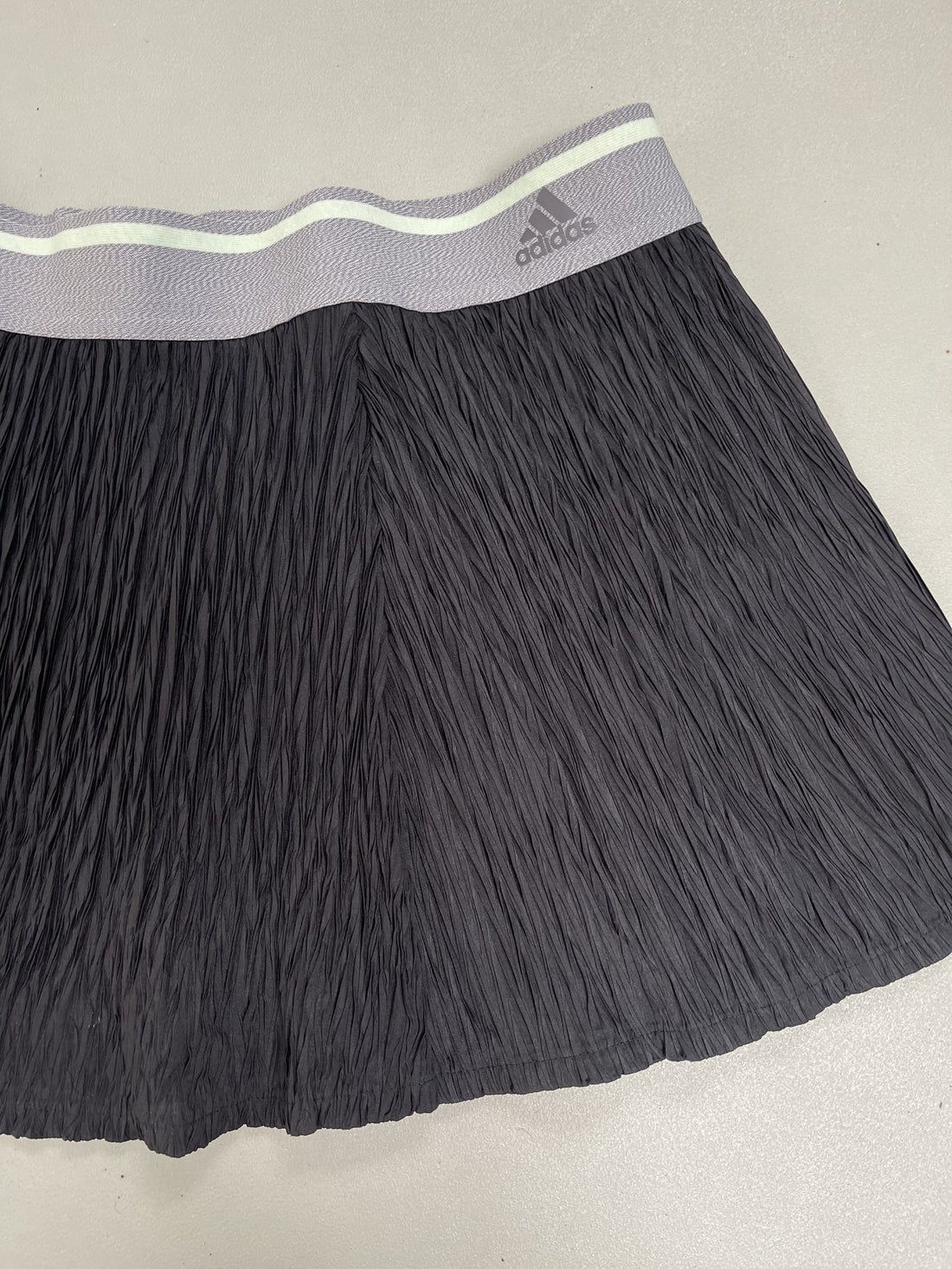 Adidas nederdel sport sort forfra tæt på