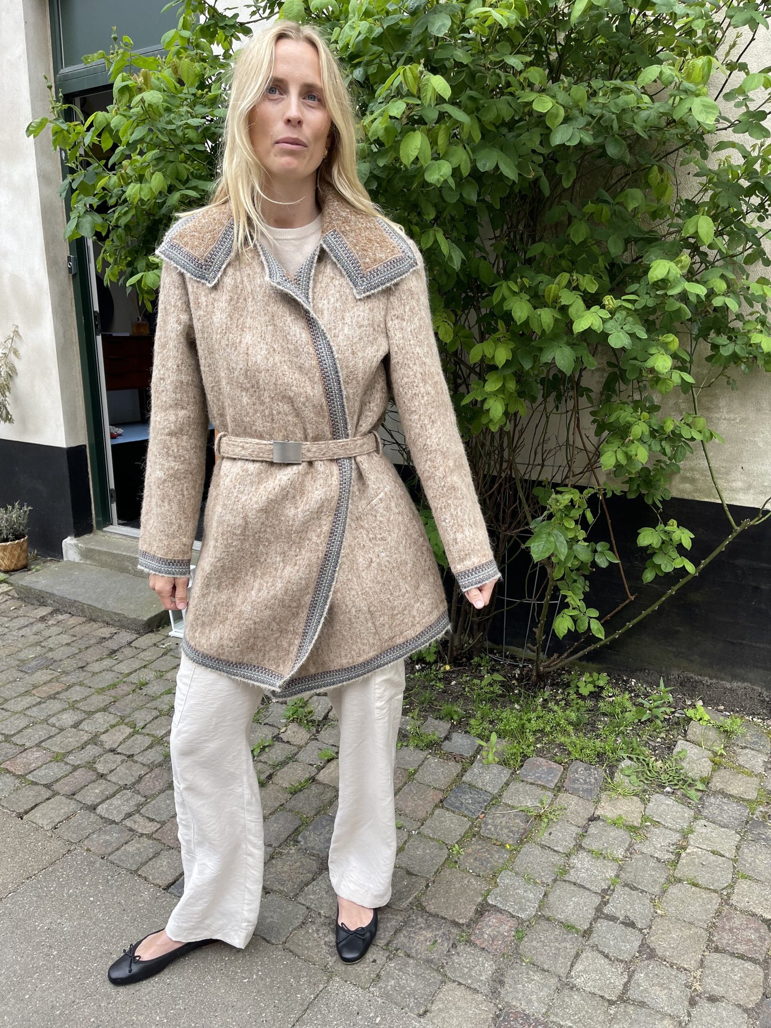 chanel jakke beige uld på model forfra