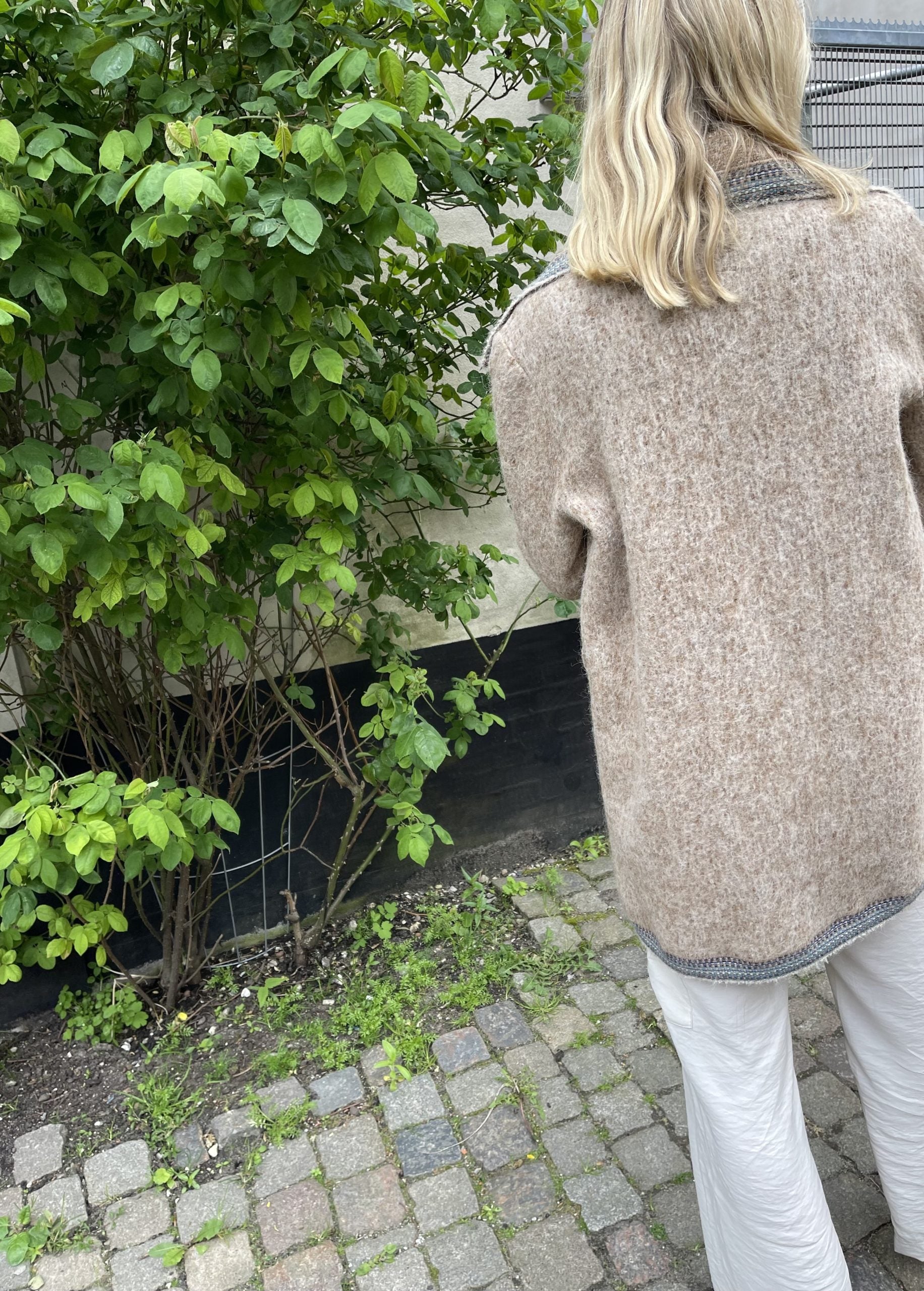 chanel jakke beige uld på model bagfra