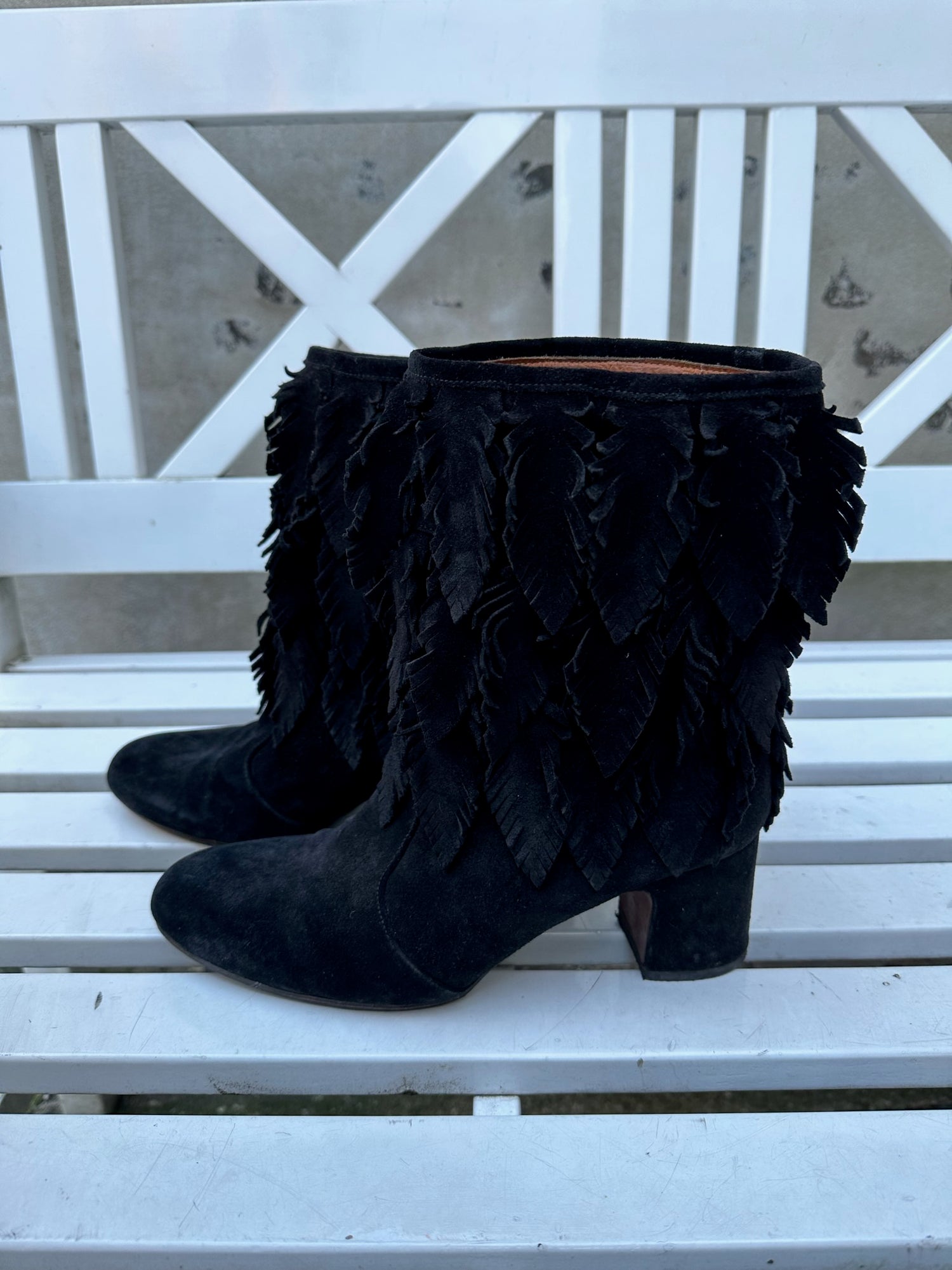 Chie Mihara støvler sort ruskind med flæser fra siden