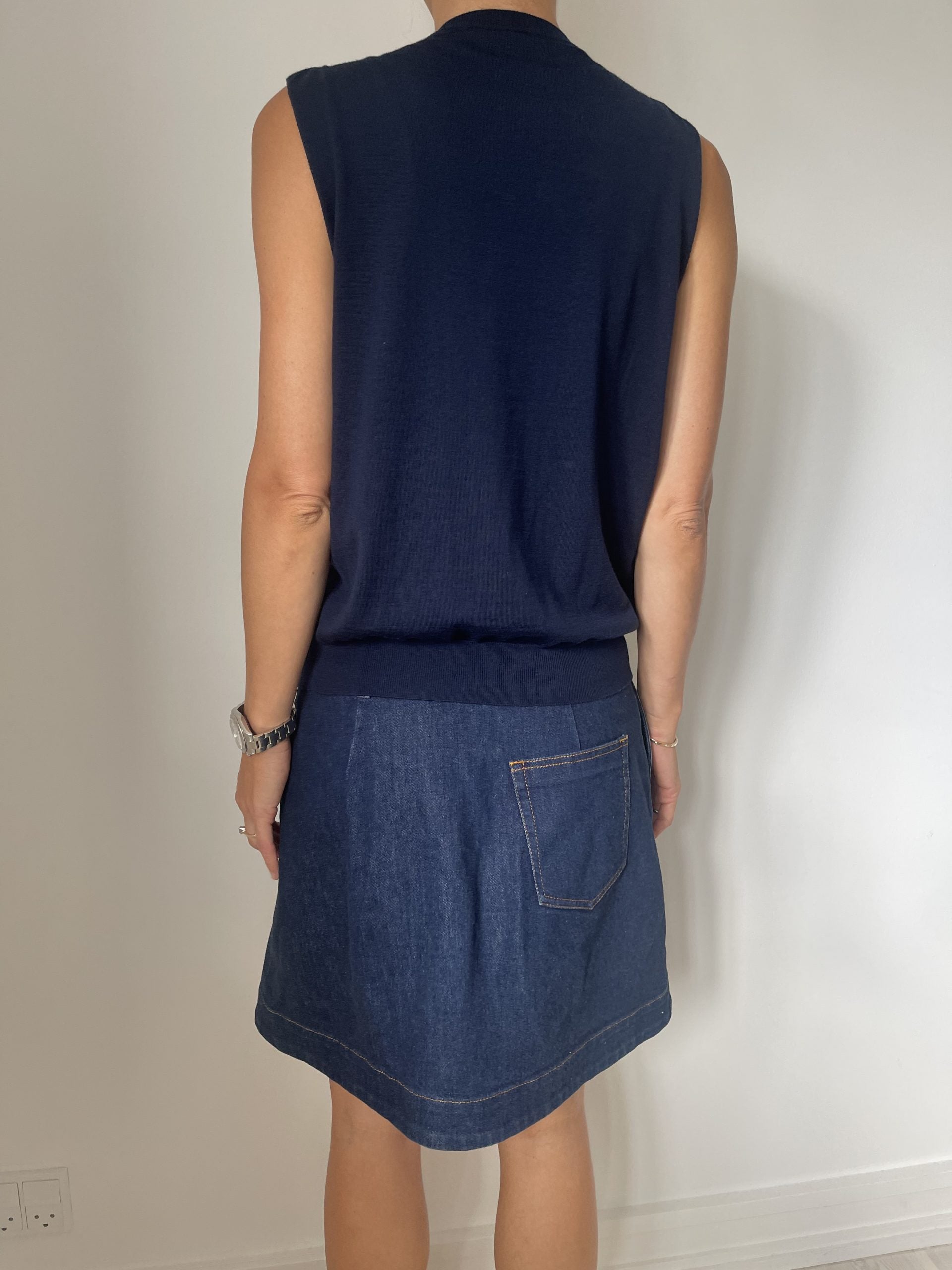 Celine bluse navy på model bagfra