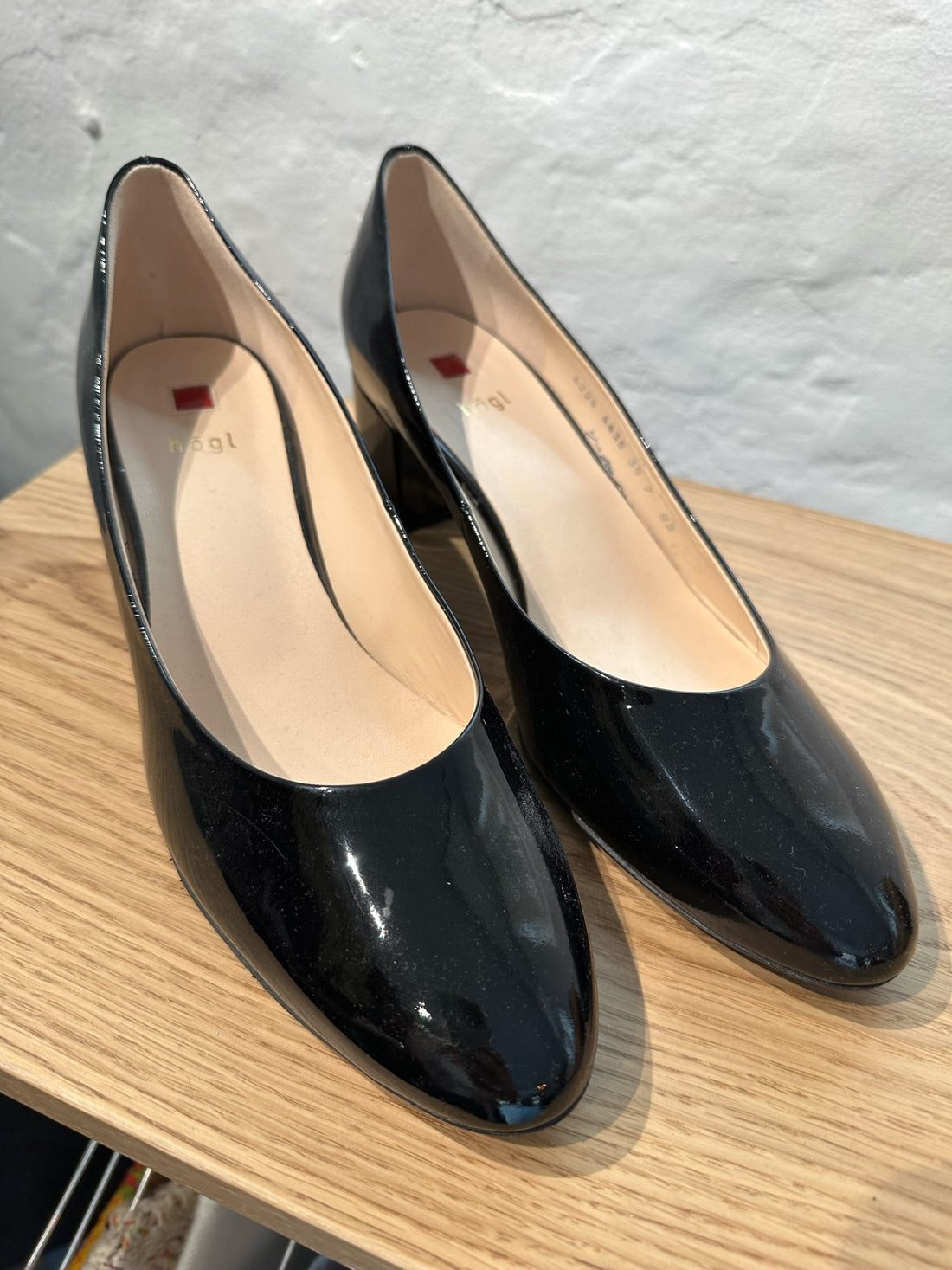 Hogl sort lak stilet forfra