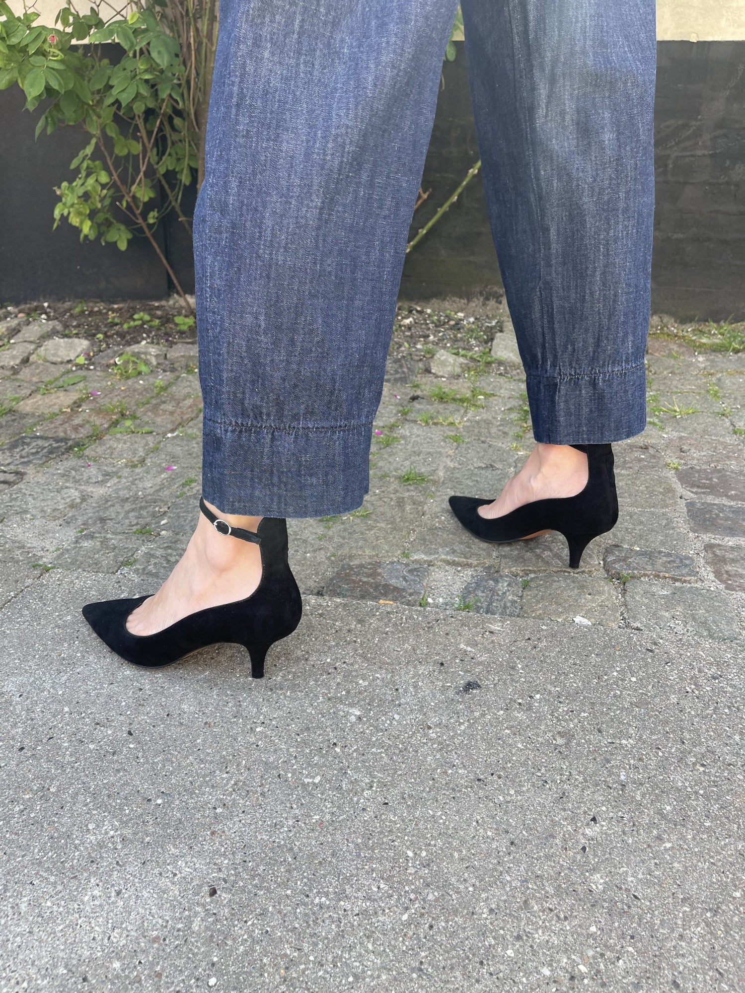 Notabene stiletter sorte på model bagfra