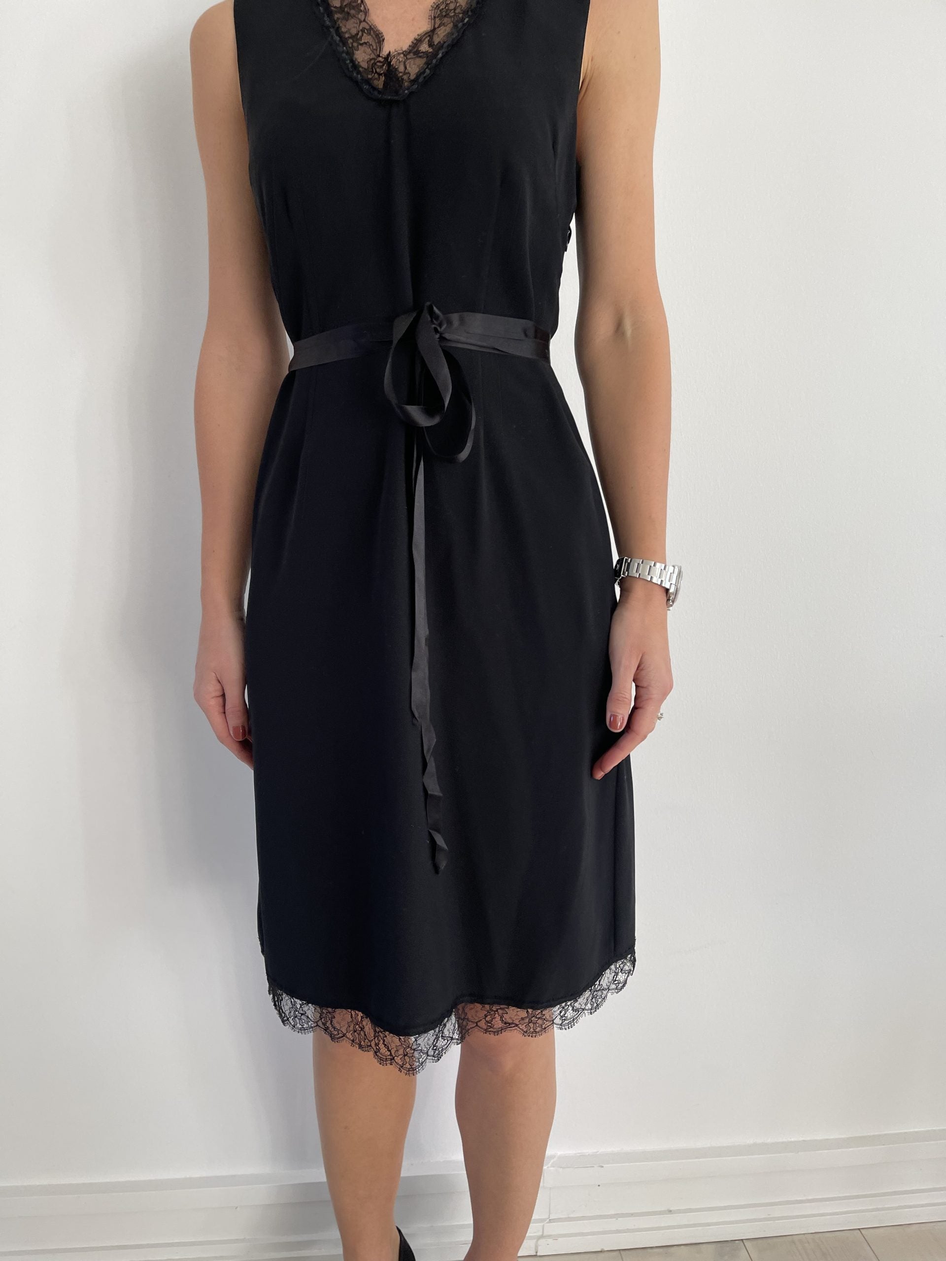 Julie Fagerholt / Heartmade kjole sort på model forfra