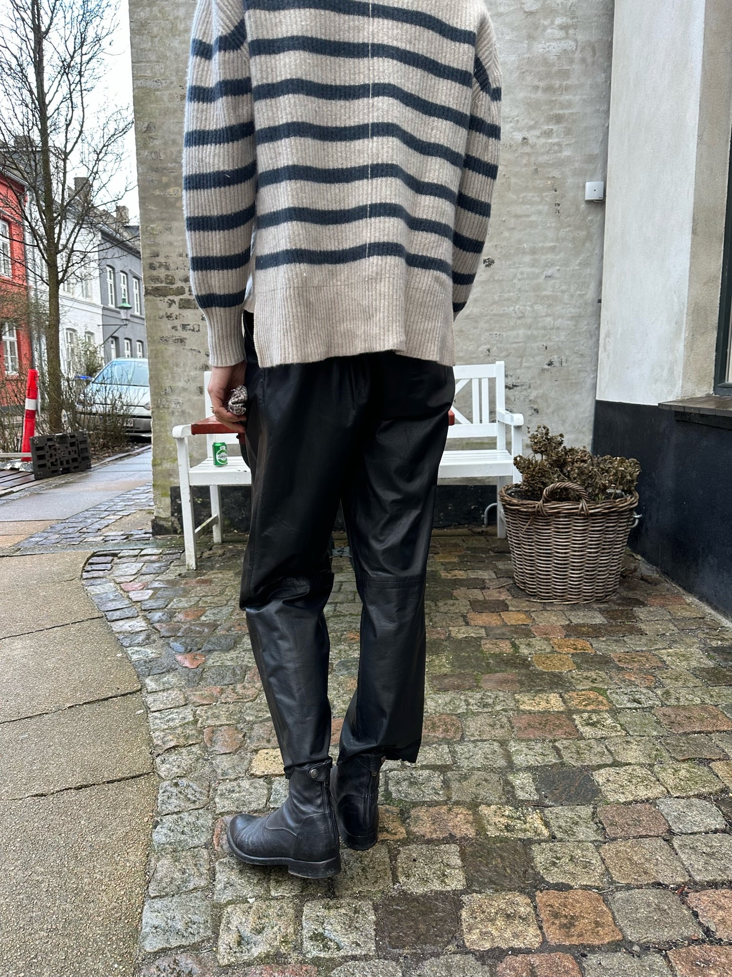 Utzon sort læderbukser på model bagfra