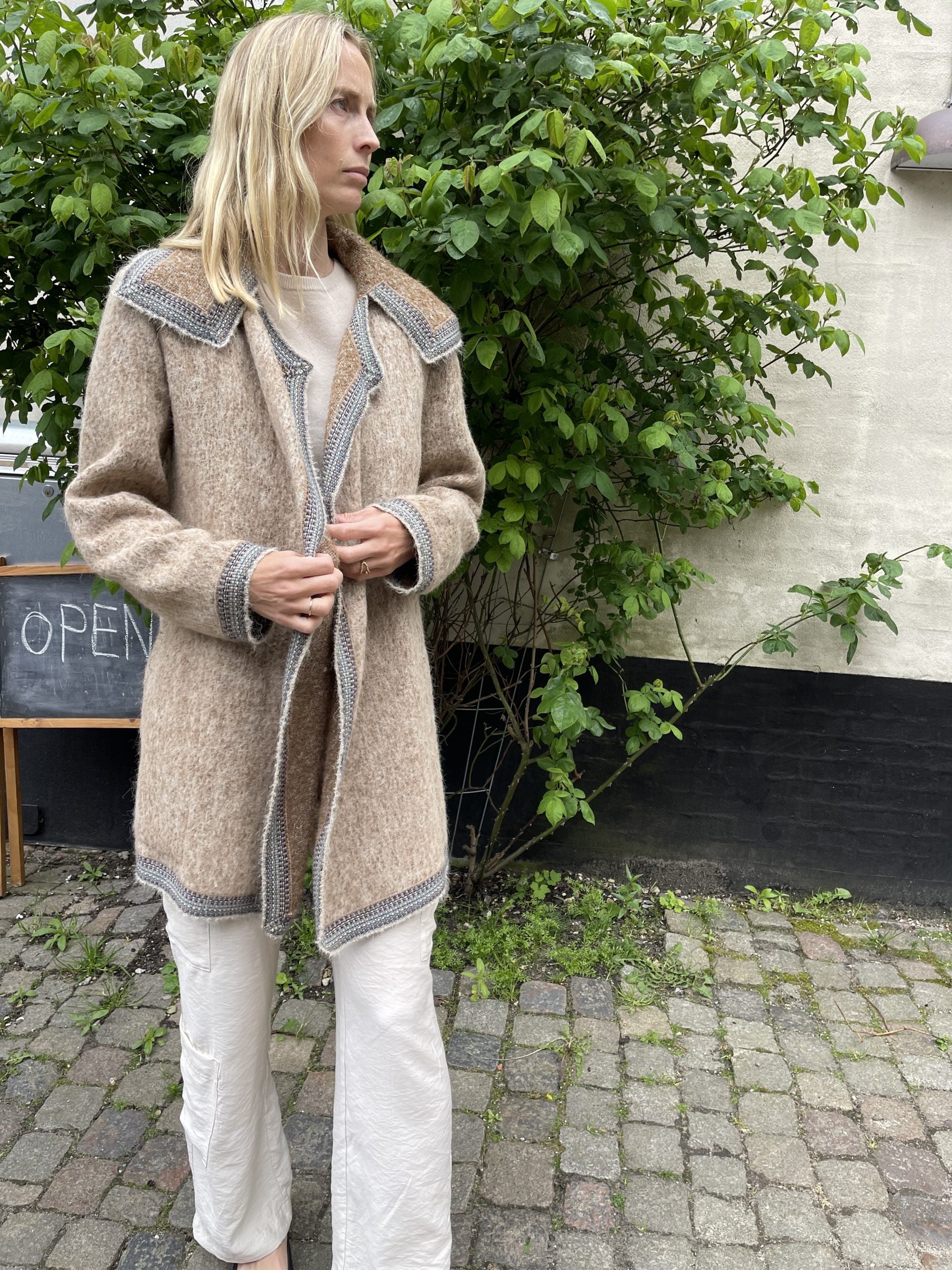 chanel jakke beige uld på model forfra