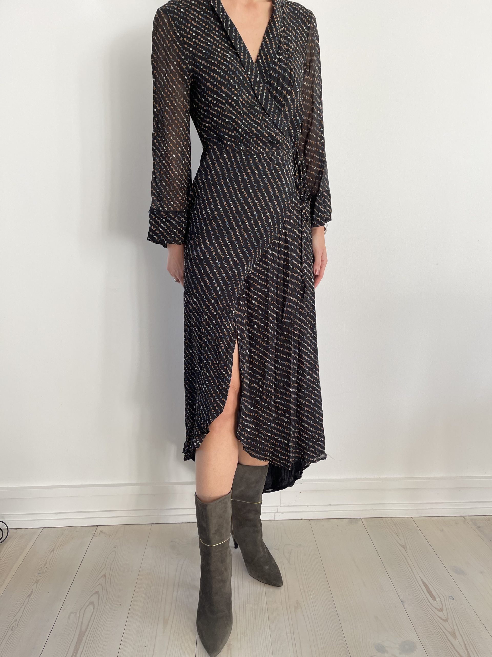 Nina Ricci mørkegrønne ruskindsstøvler på model forfra