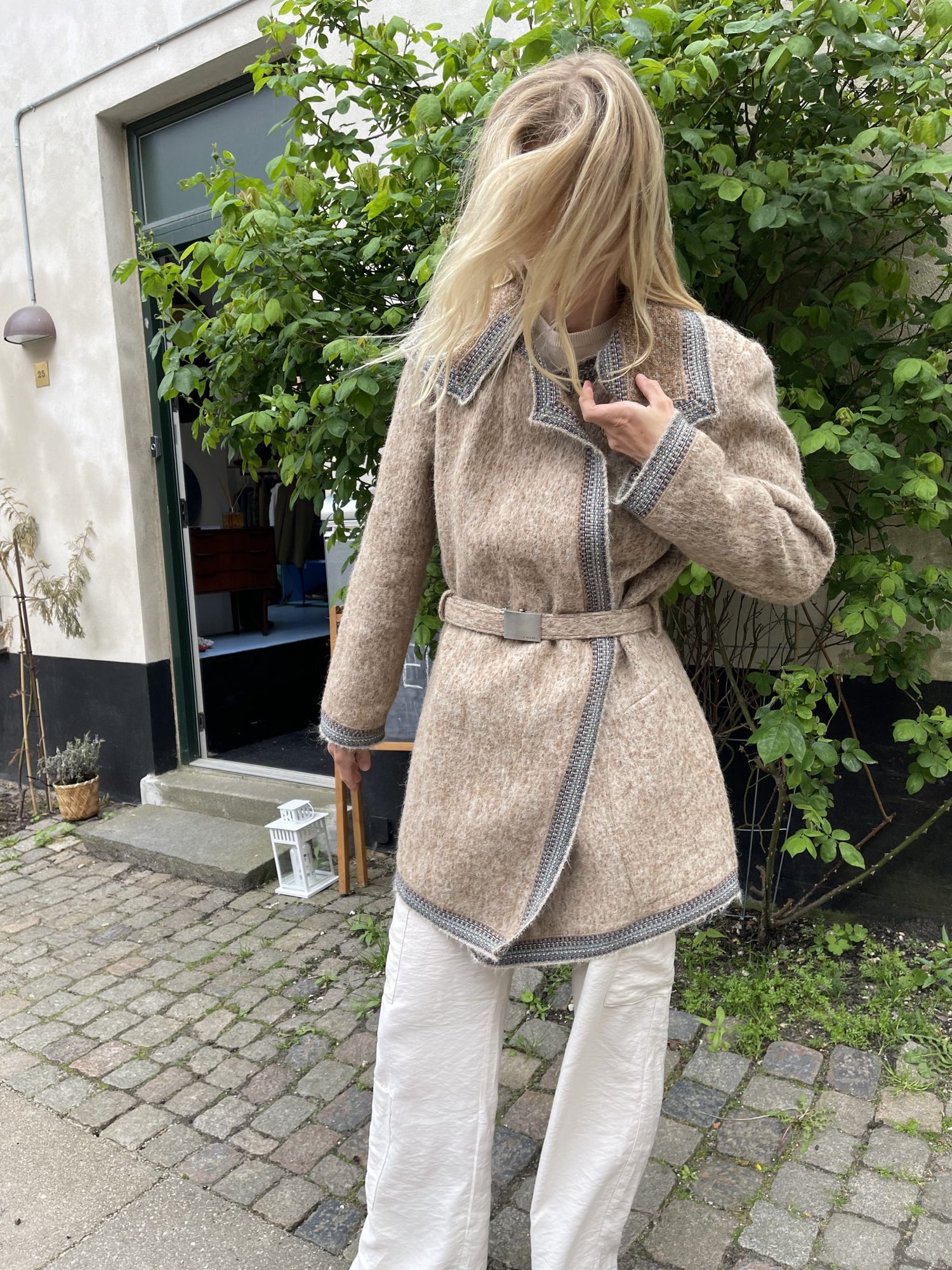 chanel jakke beige uld på model forfra