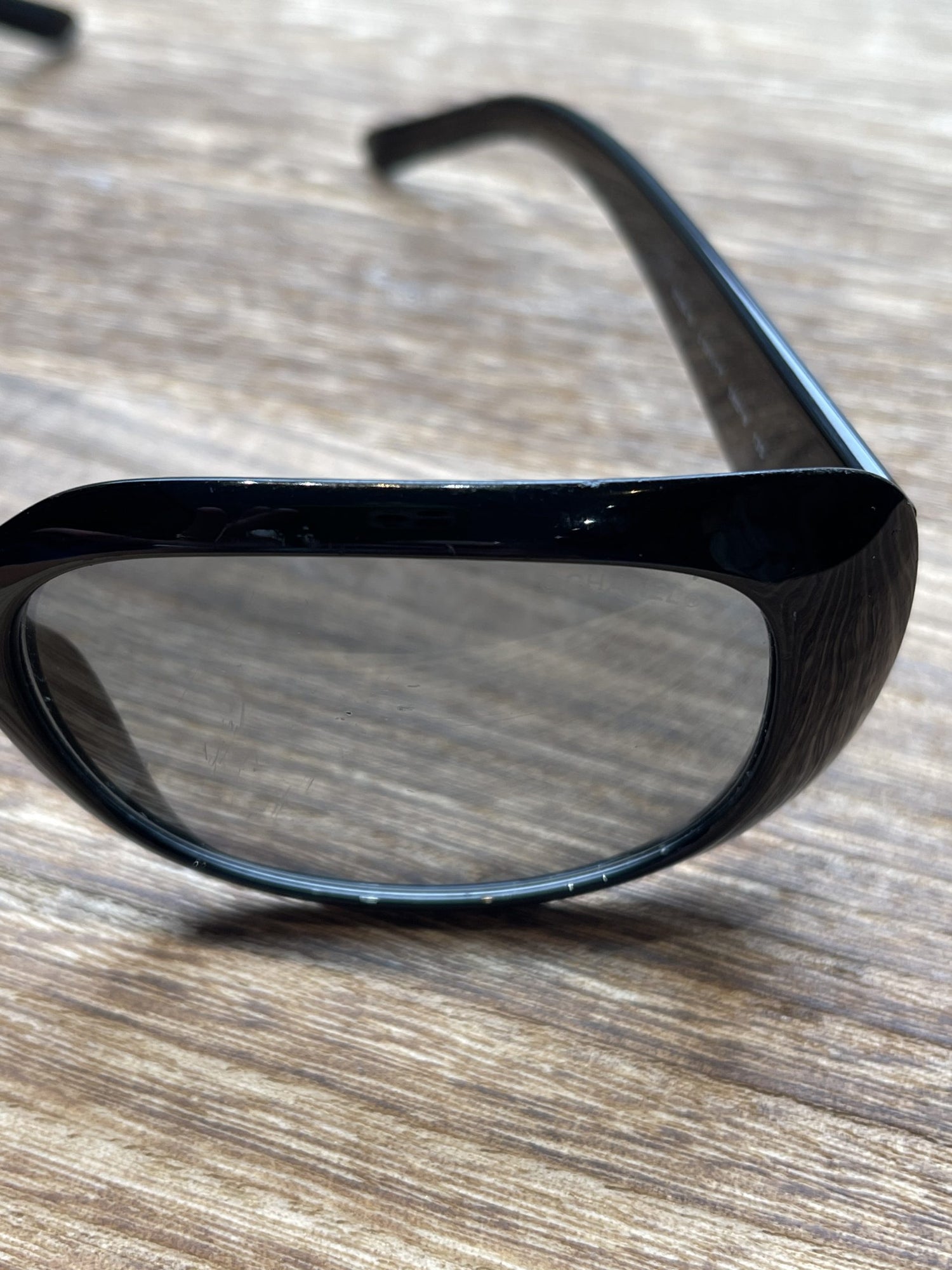 Chanel solbriller tæt på glas