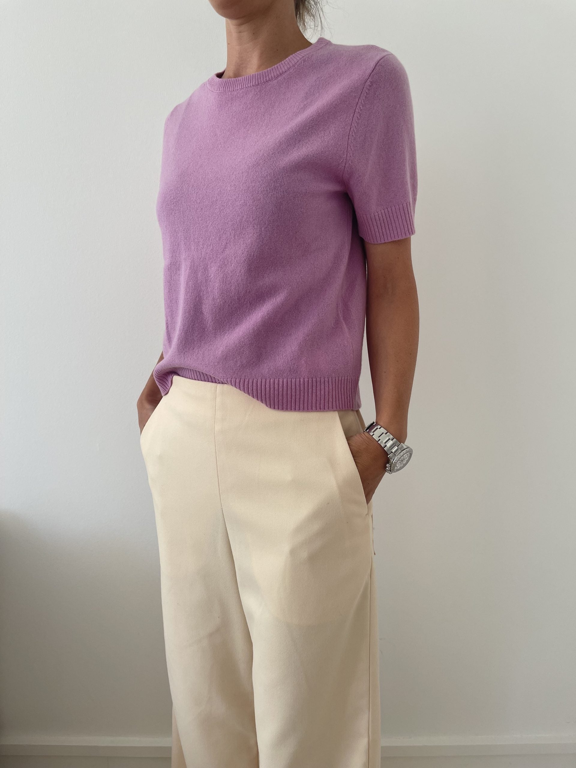 peoples republic of cashmere kortærmet lille trøje forfra på model