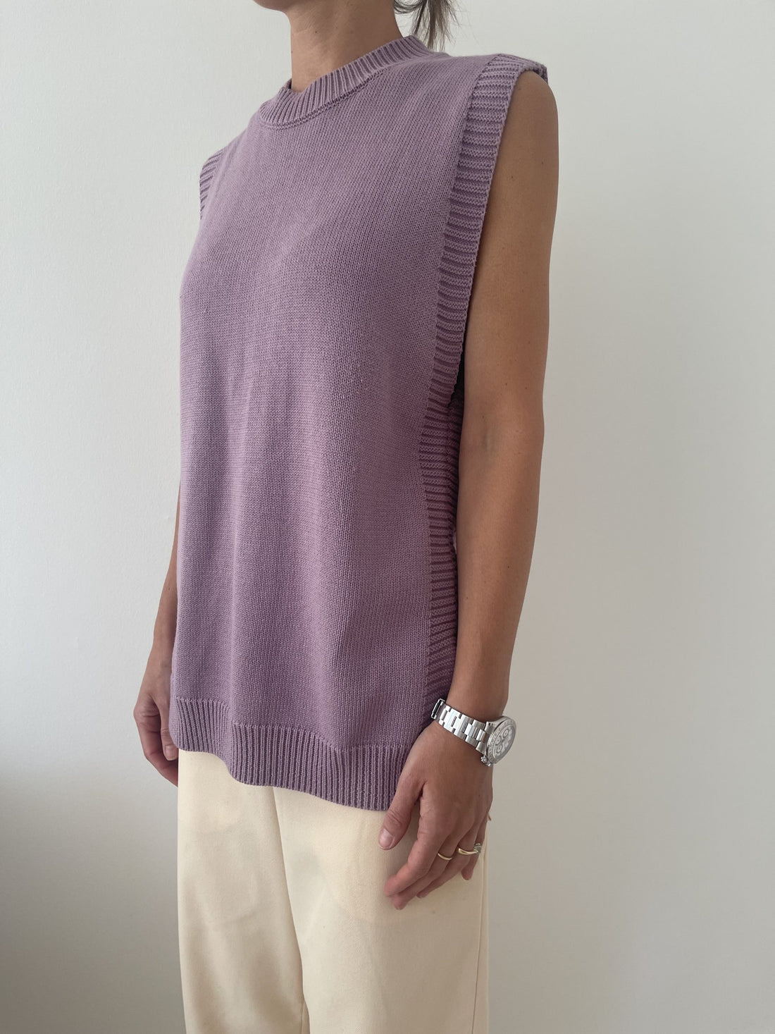 Blanche vest lilla på model fra siden