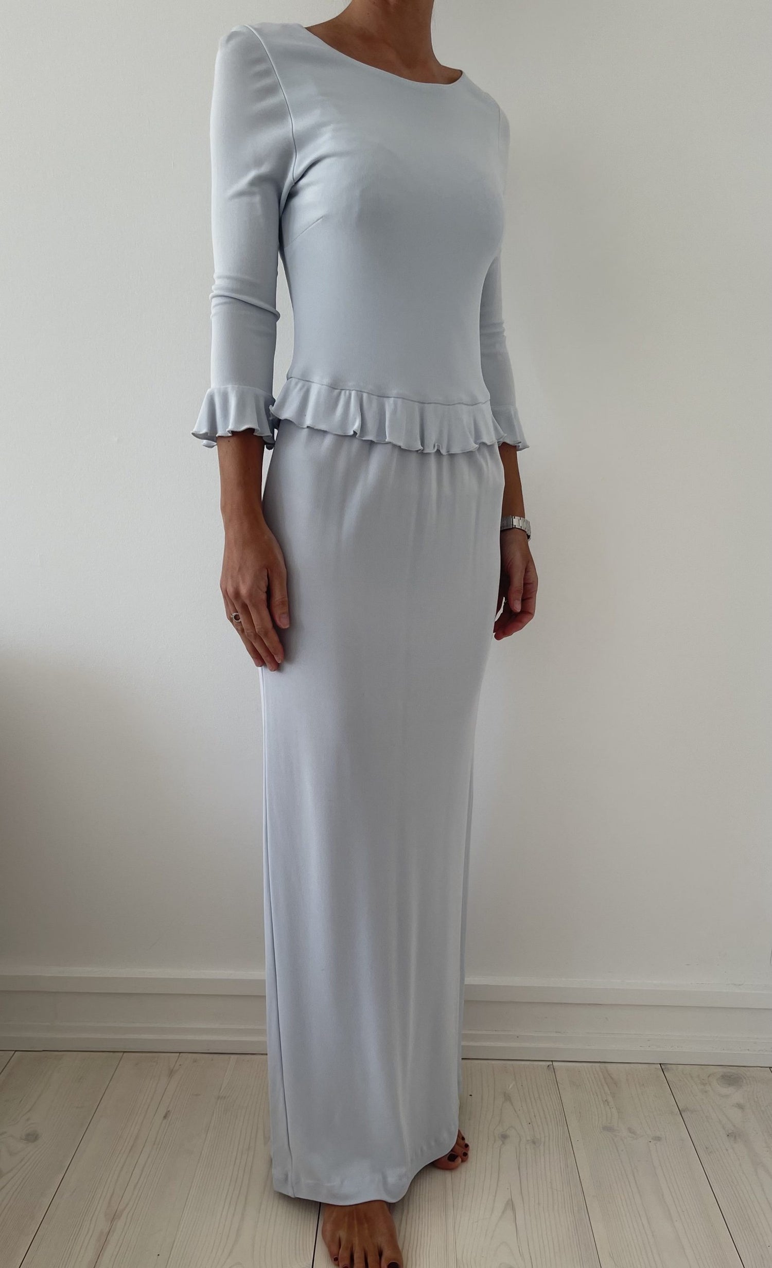 Elise Gug maxikjole lyseblå på model side