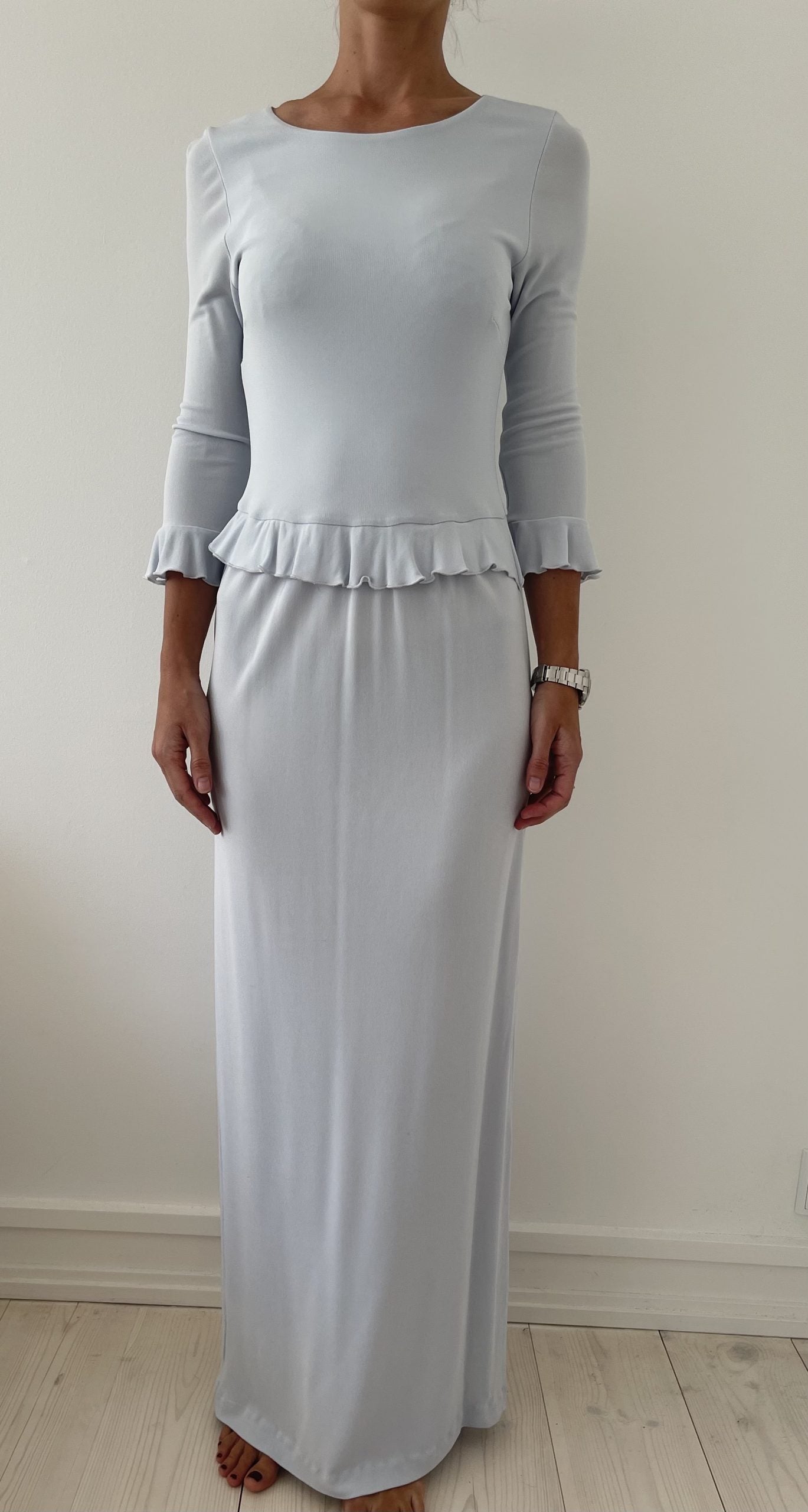 Elise Gug maxikjole lyseblå på model forfra