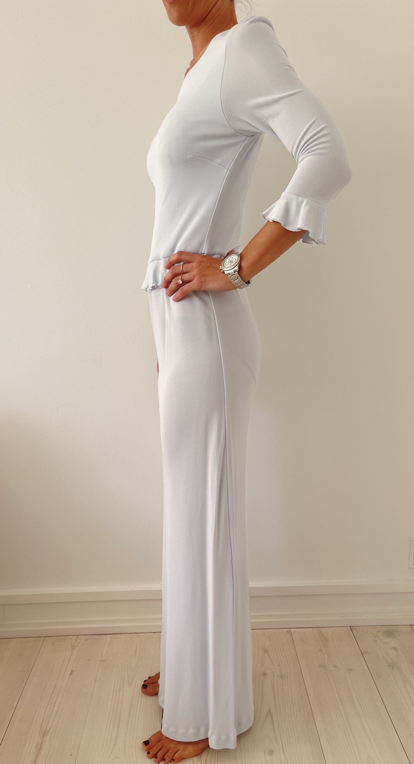 Elise Gug maxikjole lyseblå på model side