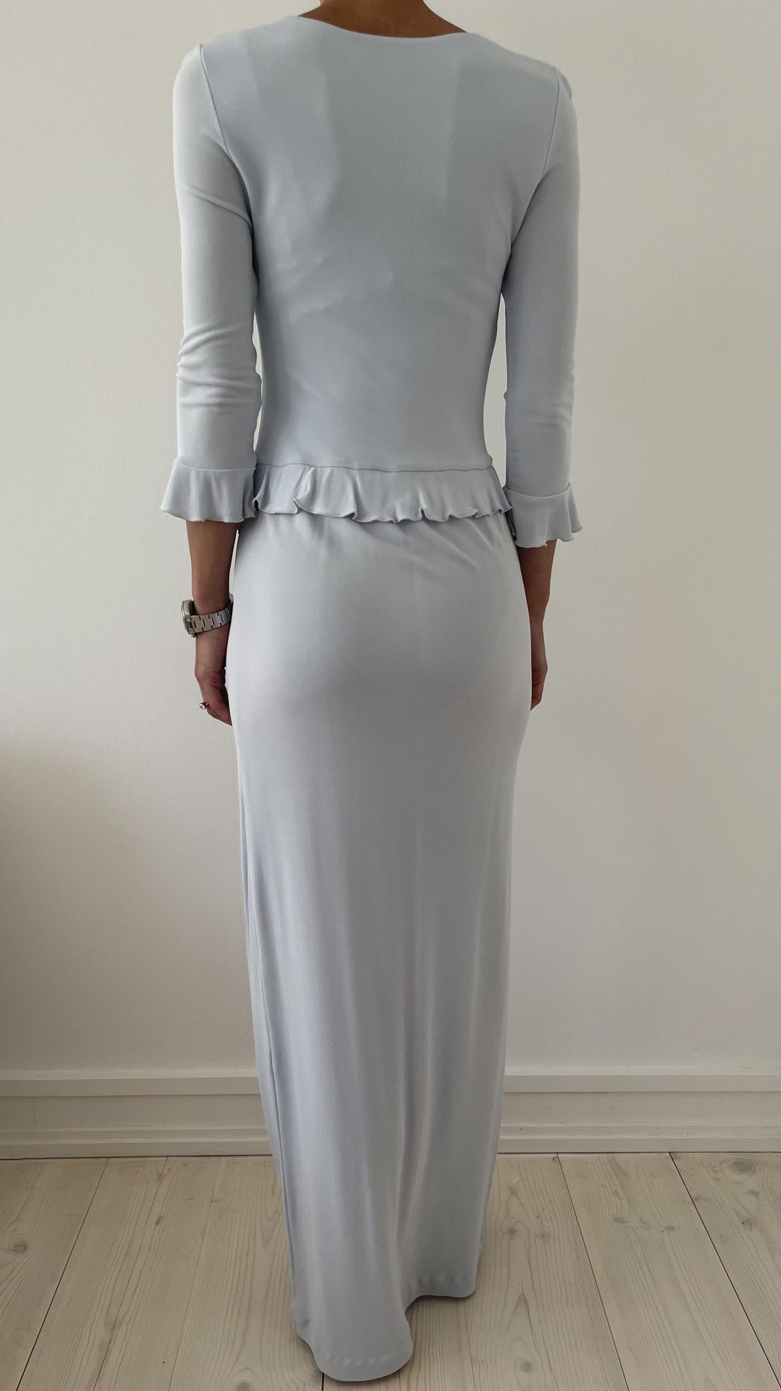 Elise Gug maxikjole lyseblå på model bagfra