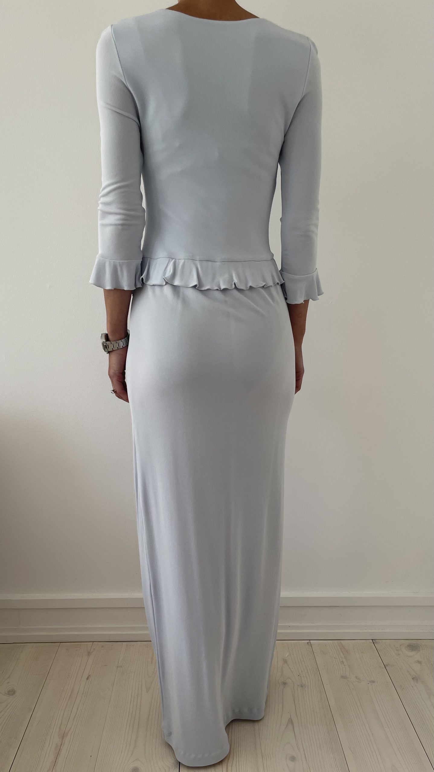 Elise Gug maxikjole lyseblå på model bagfra