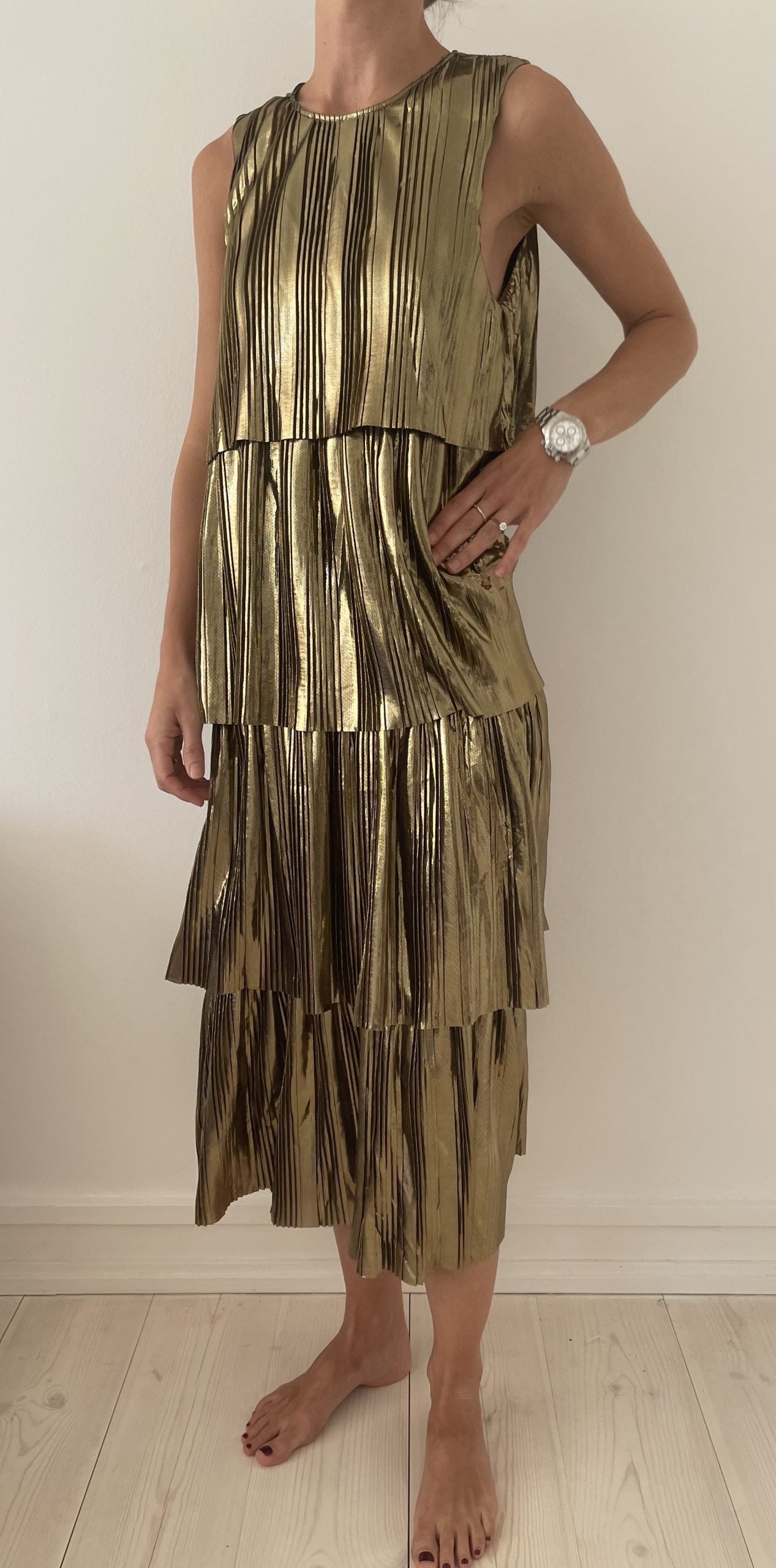 Baum und pjerdgarten plisseret kjole guld forfra på model