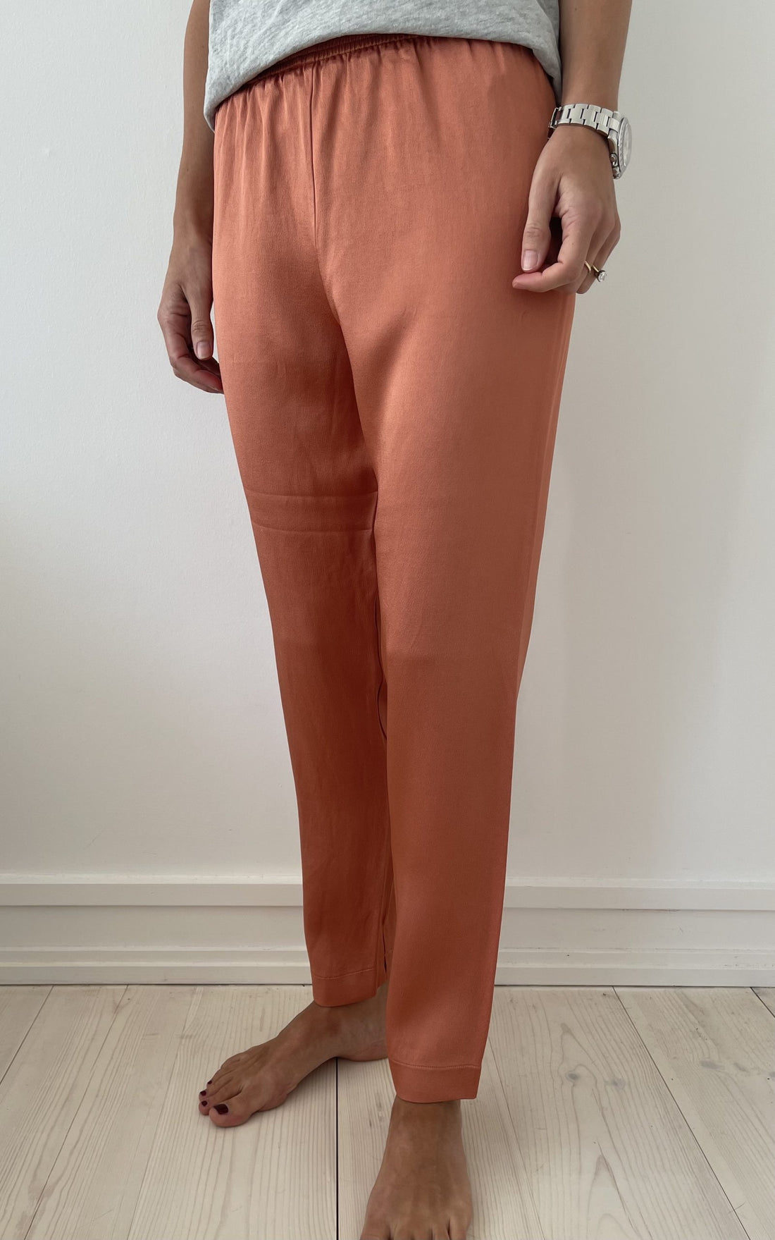 Forte Forte koralfarvet bukser på model forfra