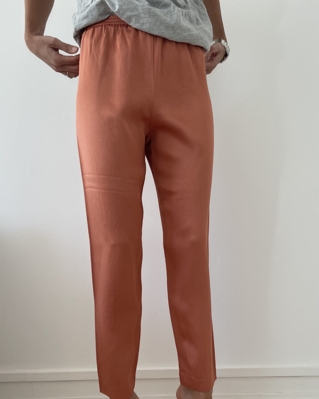 Forte Forte koralfarvet bukser på model forfra