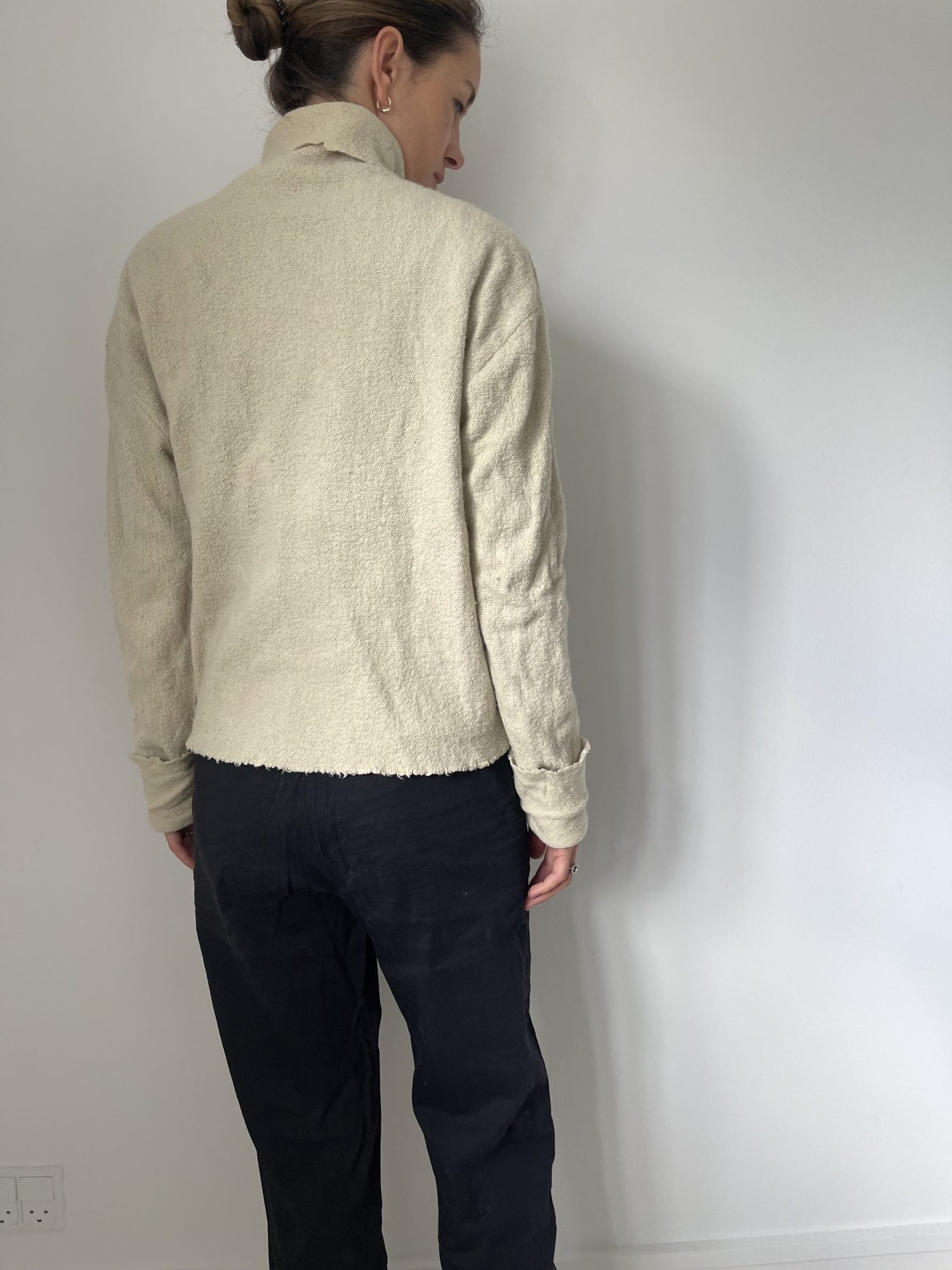 Isabel Marant sweater beige på model bagfra