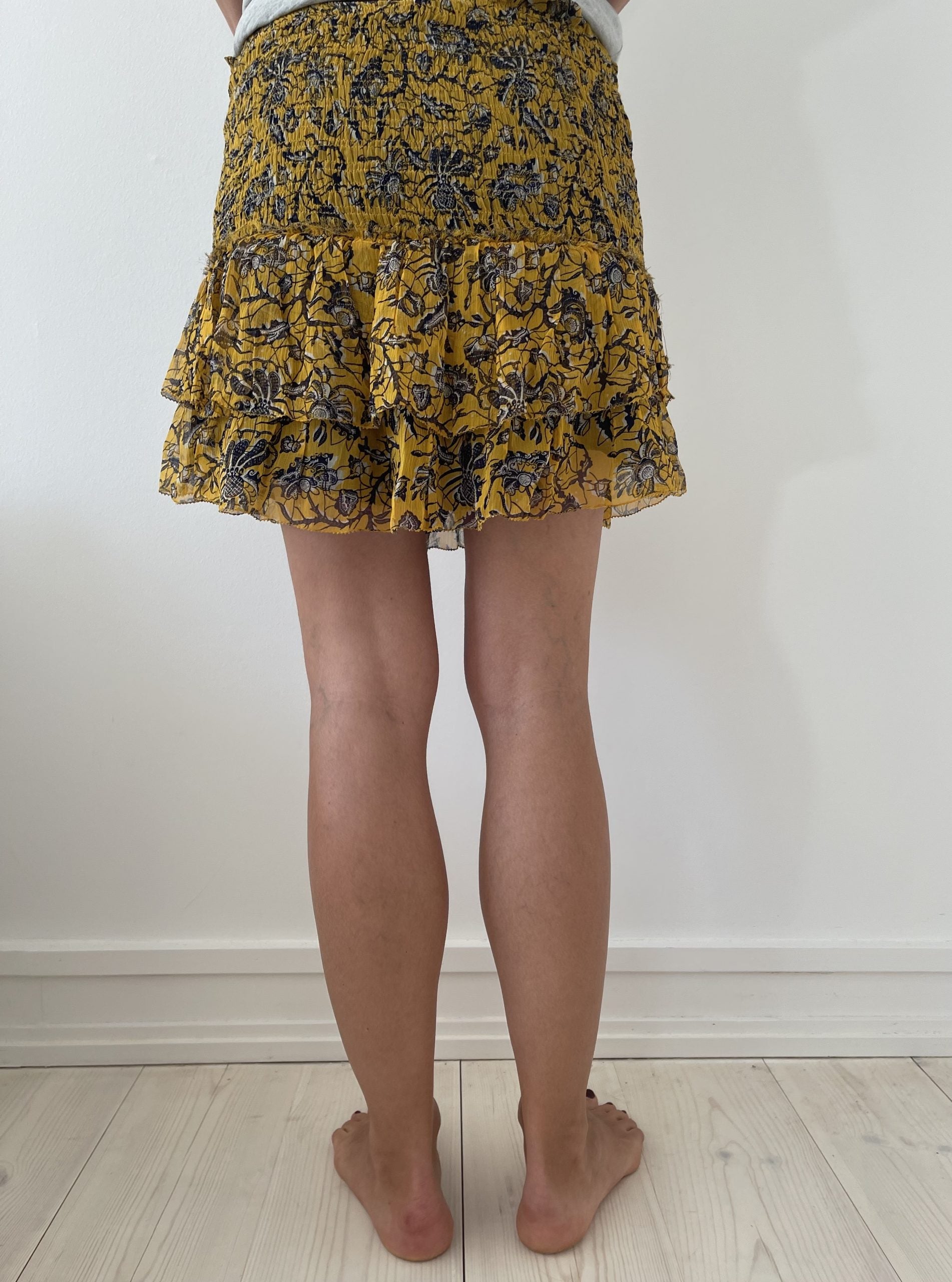 isabel marant etoile nederdel gul med sort og grå blomster mønster på model bagfra