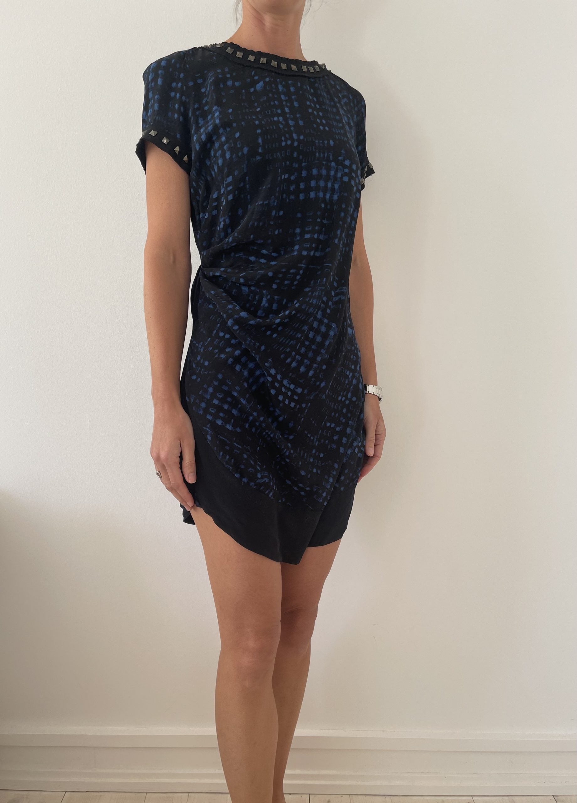 Isabel Marant Etoile kjole mønster sort og blå på model fra siden