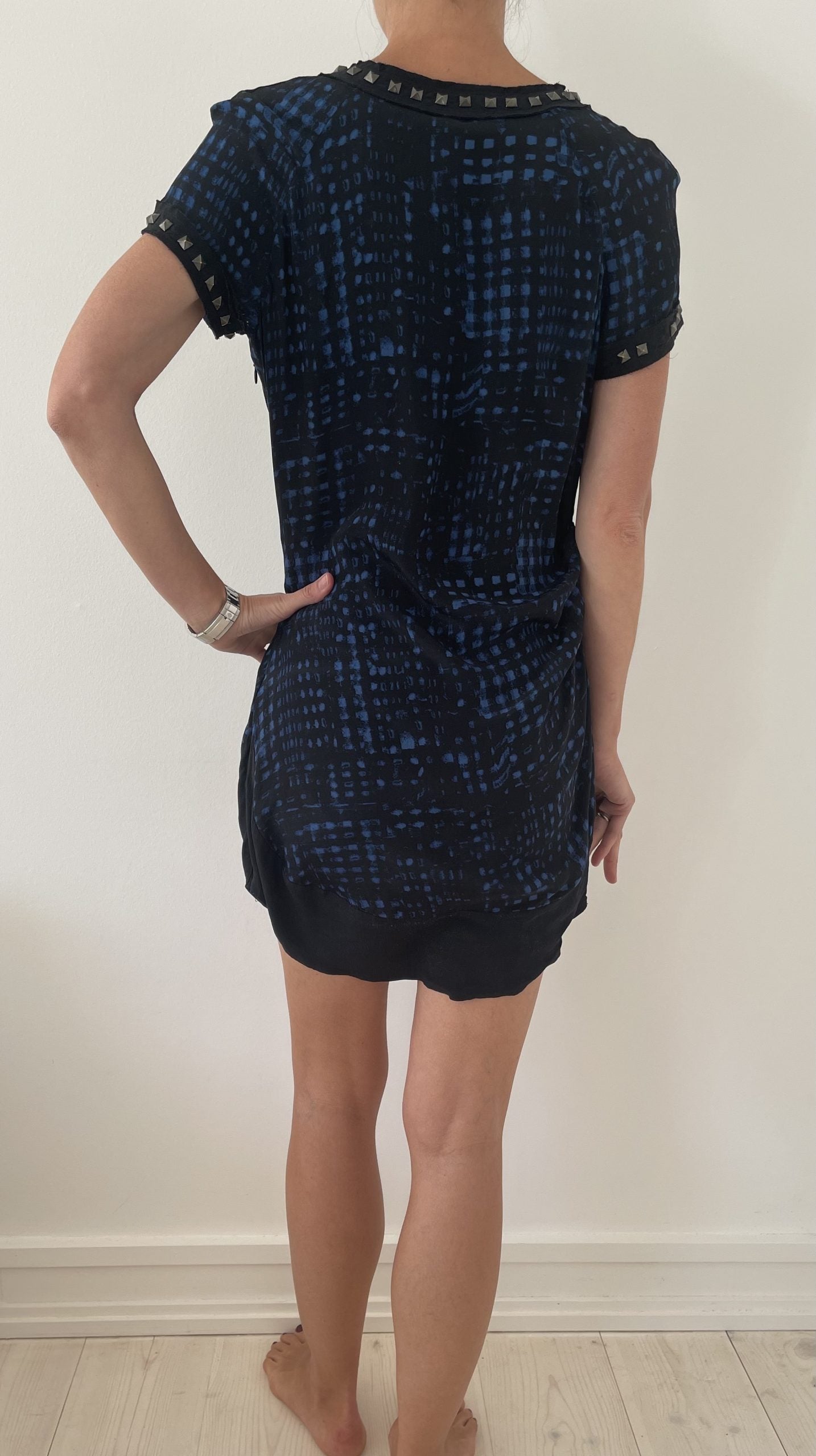 Isabel Marant Etoile kjole mønster sort og blå på model bagfra