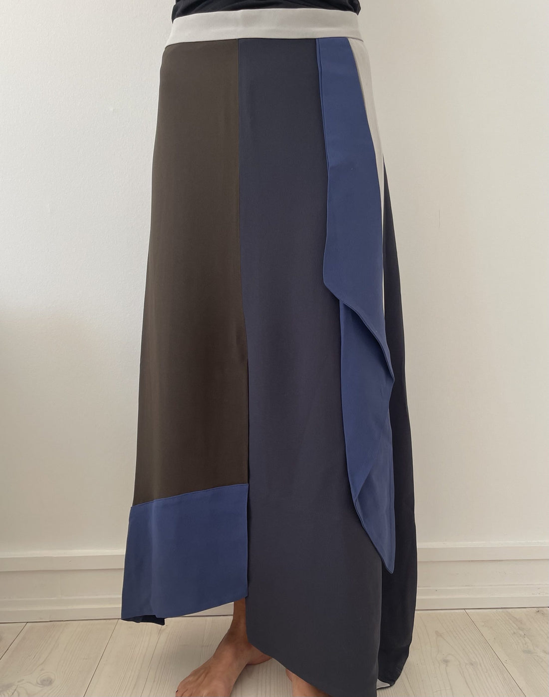 Britt Sisseck lang nederdel med farver brun, blå, grå på model side