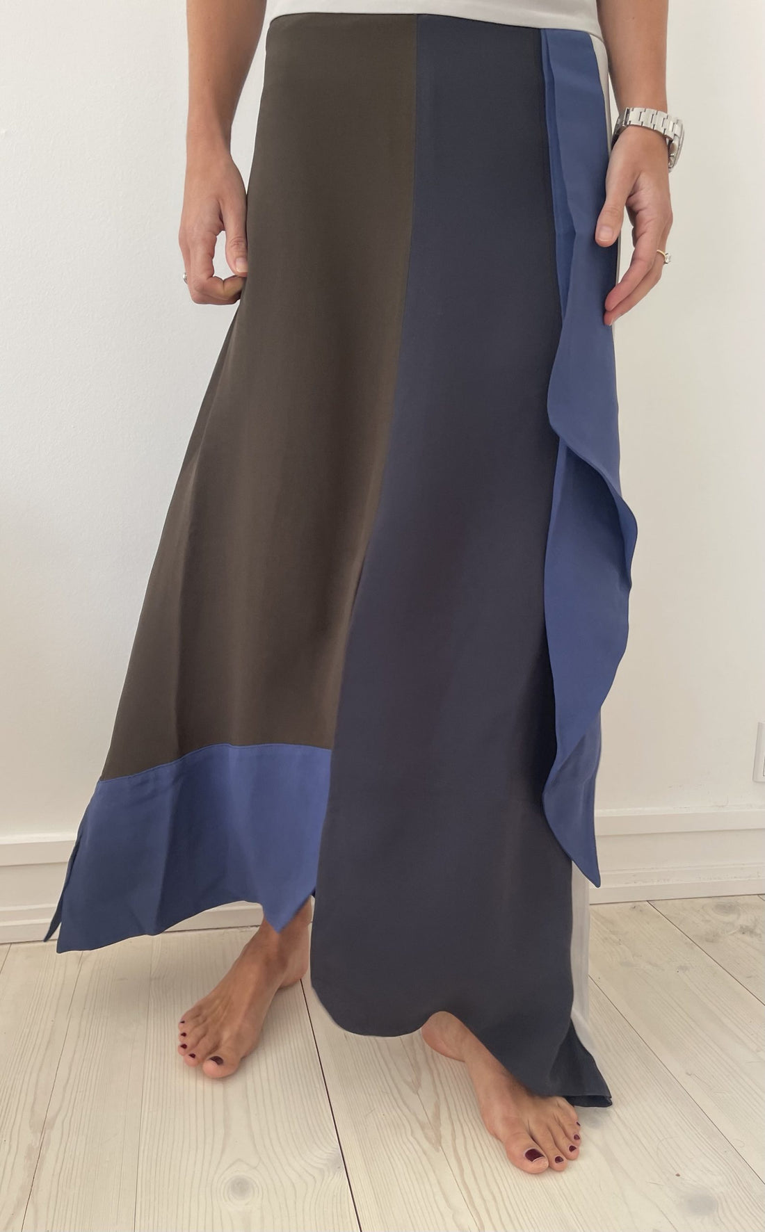 Britt Sisseck lang nederdel med farver brun, blå, grå på model forfra