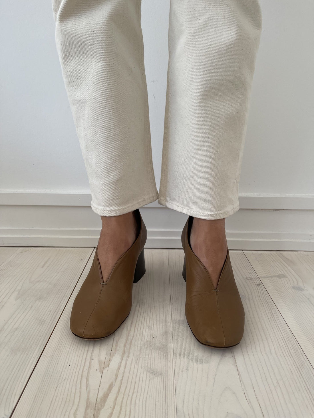 Celine stilet brun med sort blokhæl på model forfra