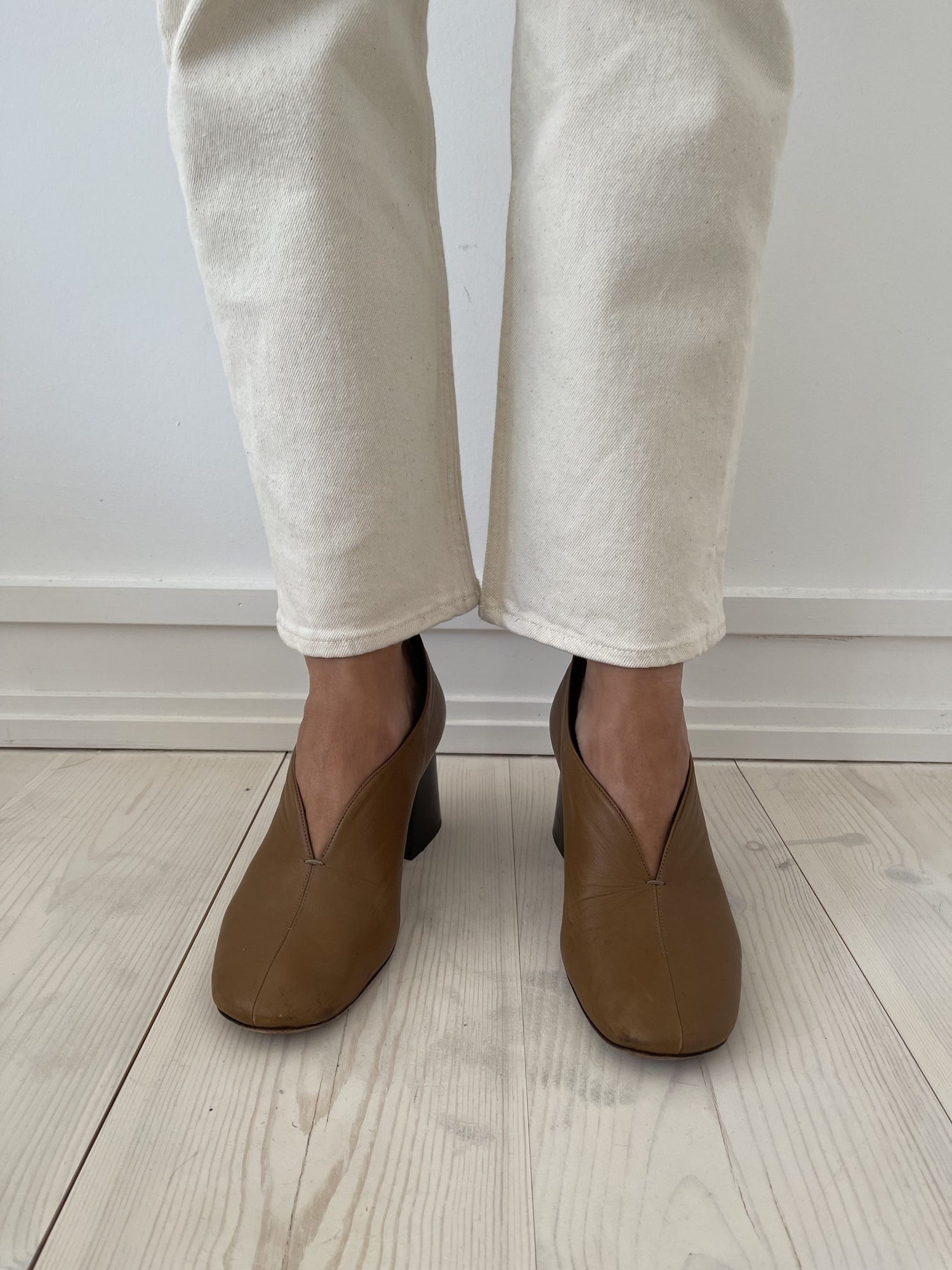 Celine stilet brun med sort blokhæl på model forfra