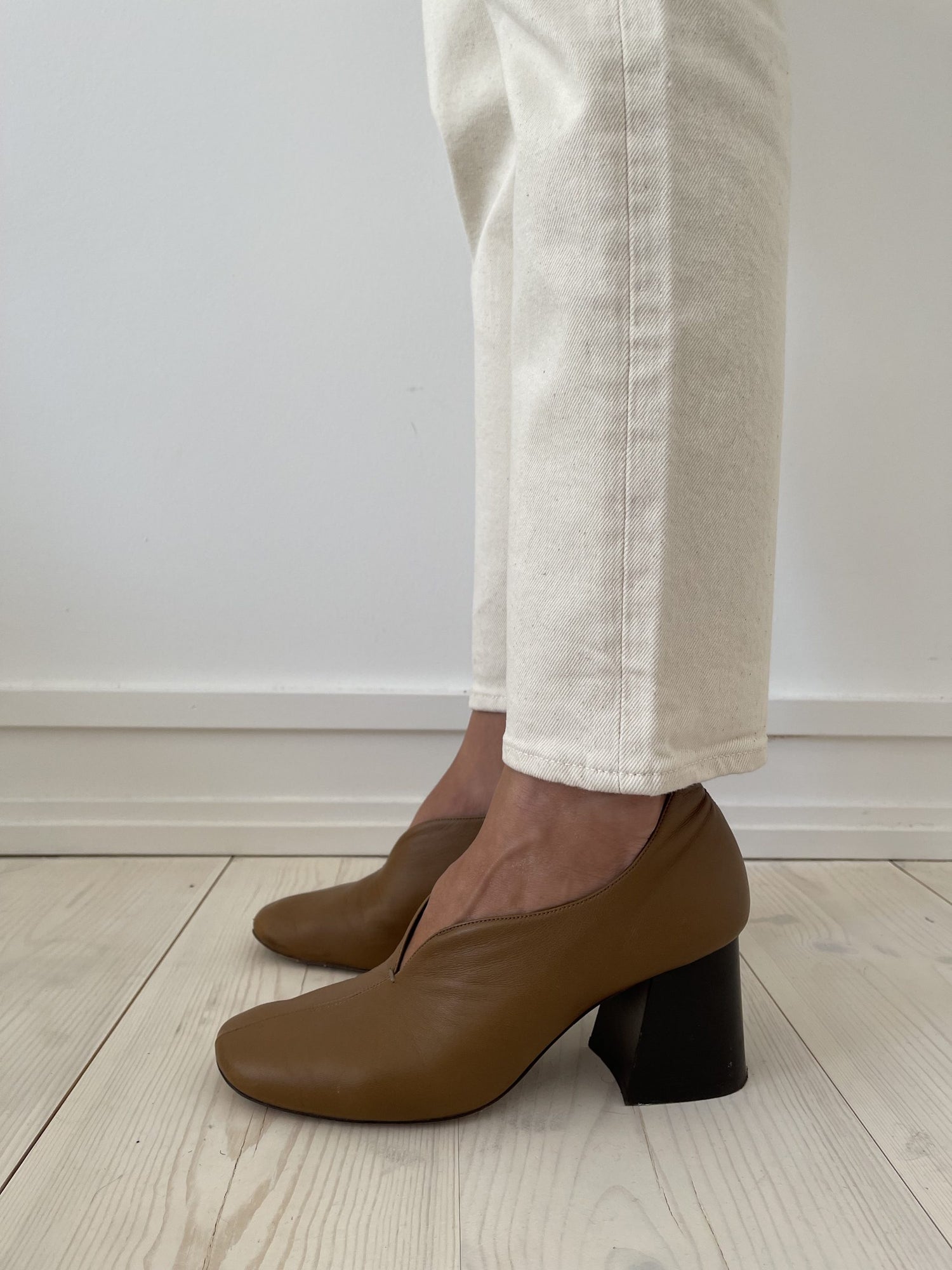 Celine stilet brun med sort blokhæl på model side