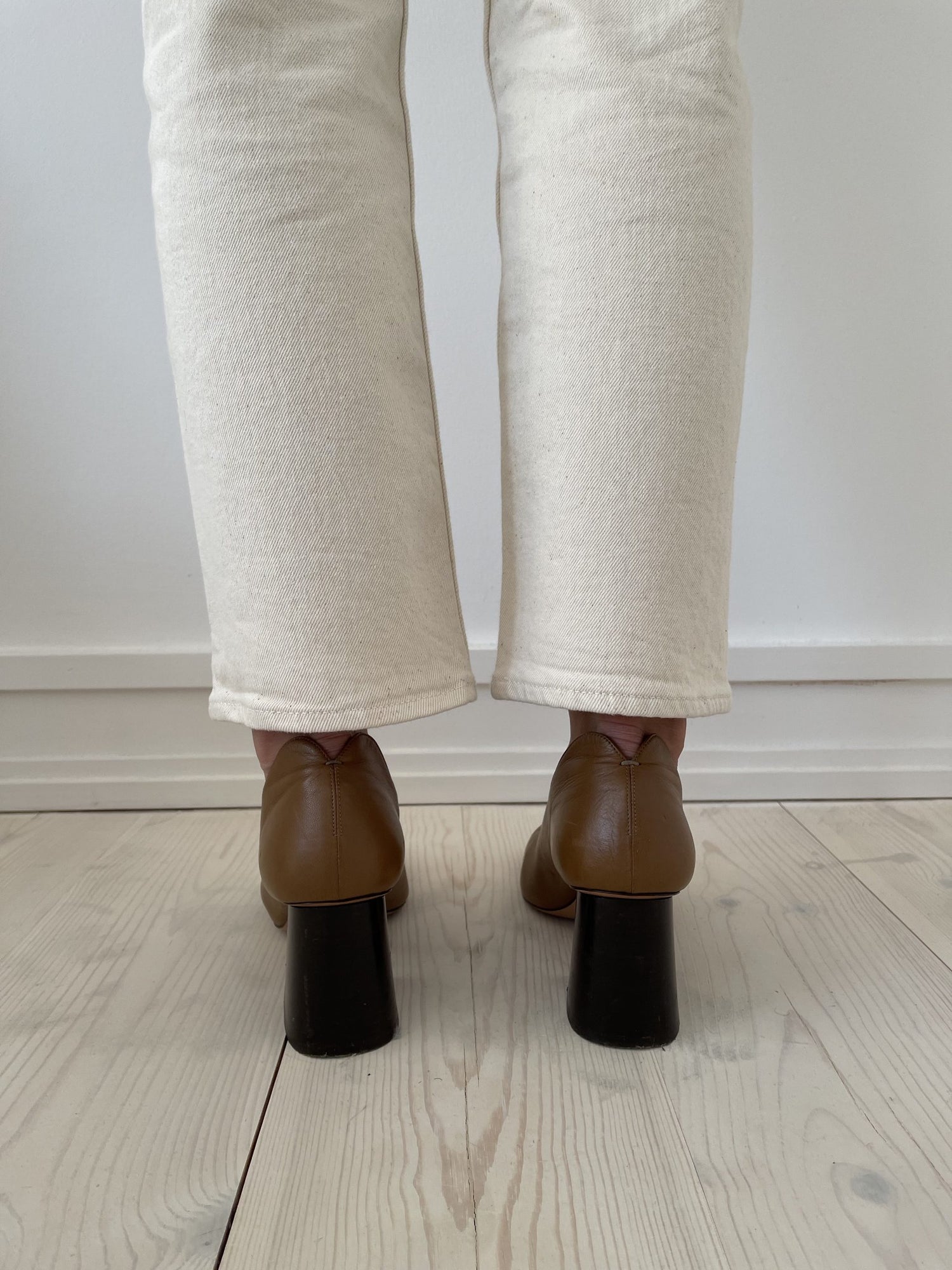 Celine stilet brun med sort blokhæl på model bagfra