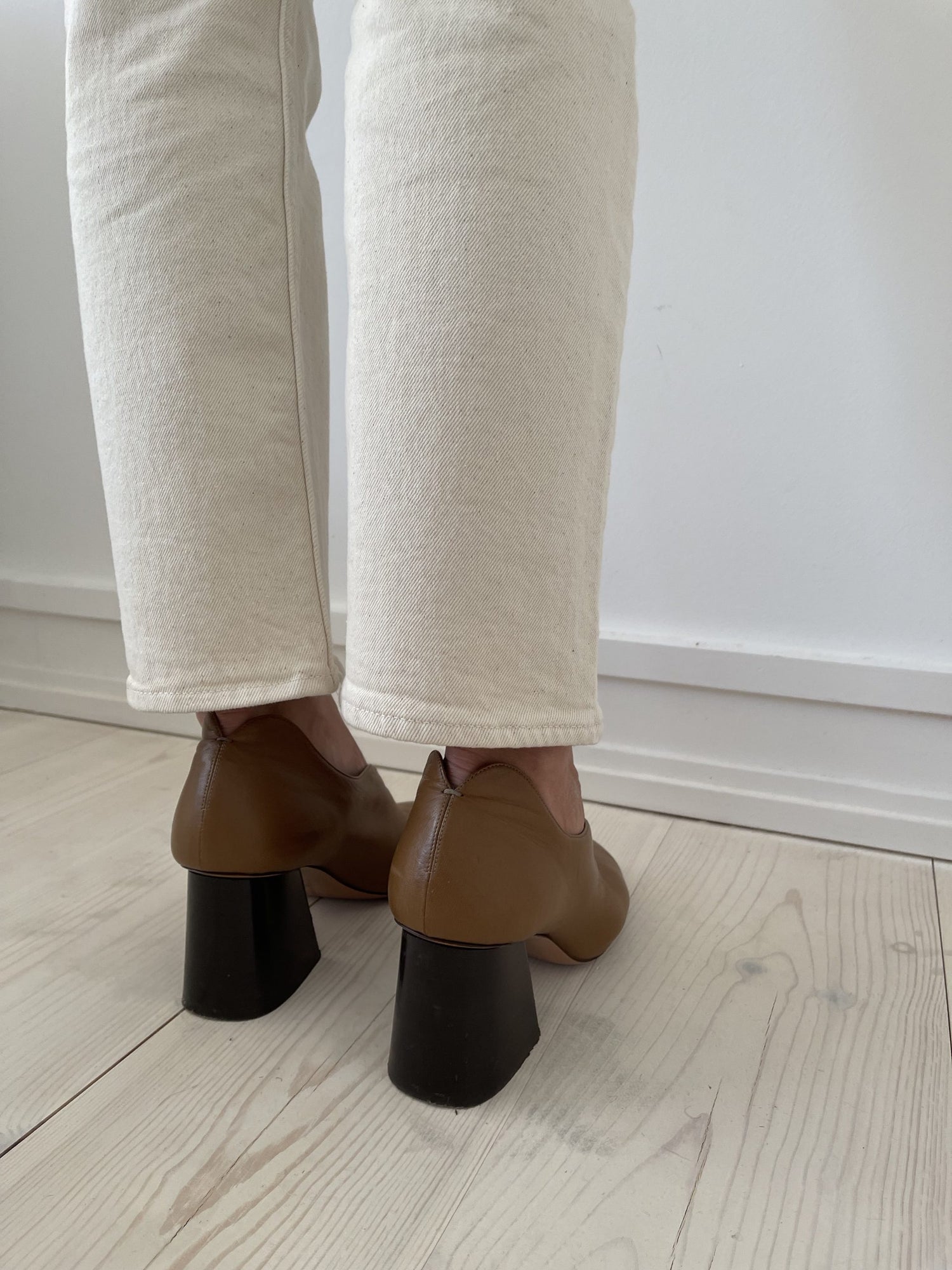 Celine stilet brun med sort blokhæl på model bagfra