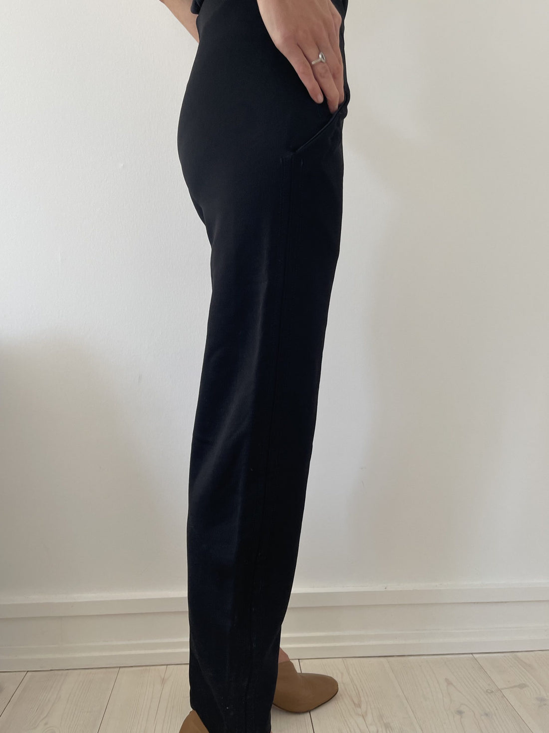 Acne Studios bukser sorte på model bagfra