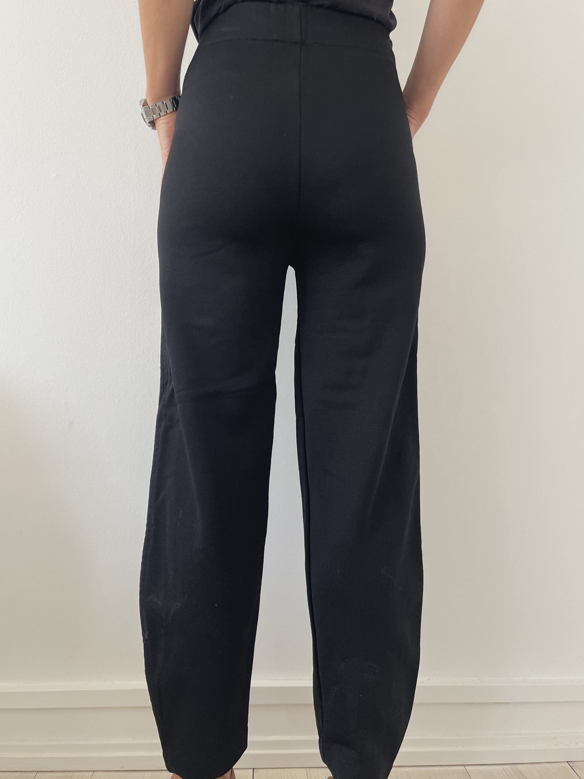 Acne Studios bukser sorte på model bagfra