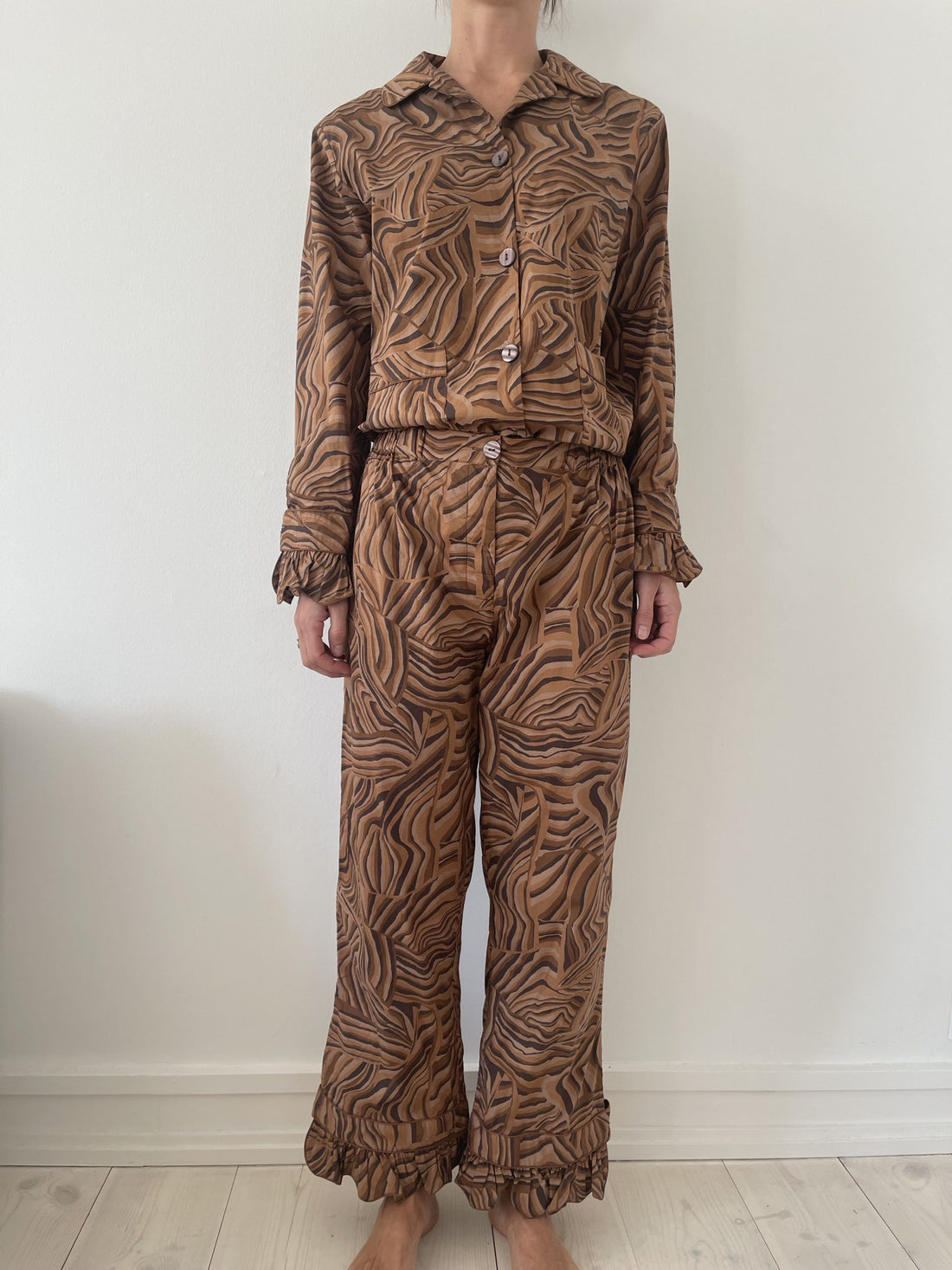 Helmstedt sæt med skjorte og bukser i brunt mønster på model forfra