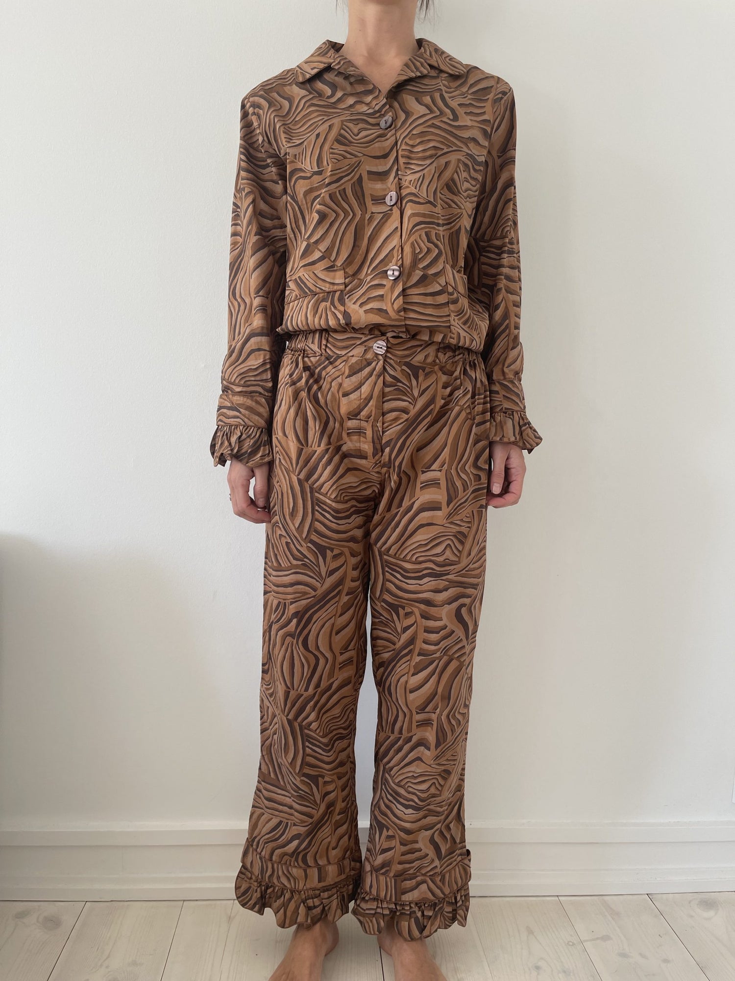 Helmstedt sæt med skjorte og bukser i brunt mønster på model forfra