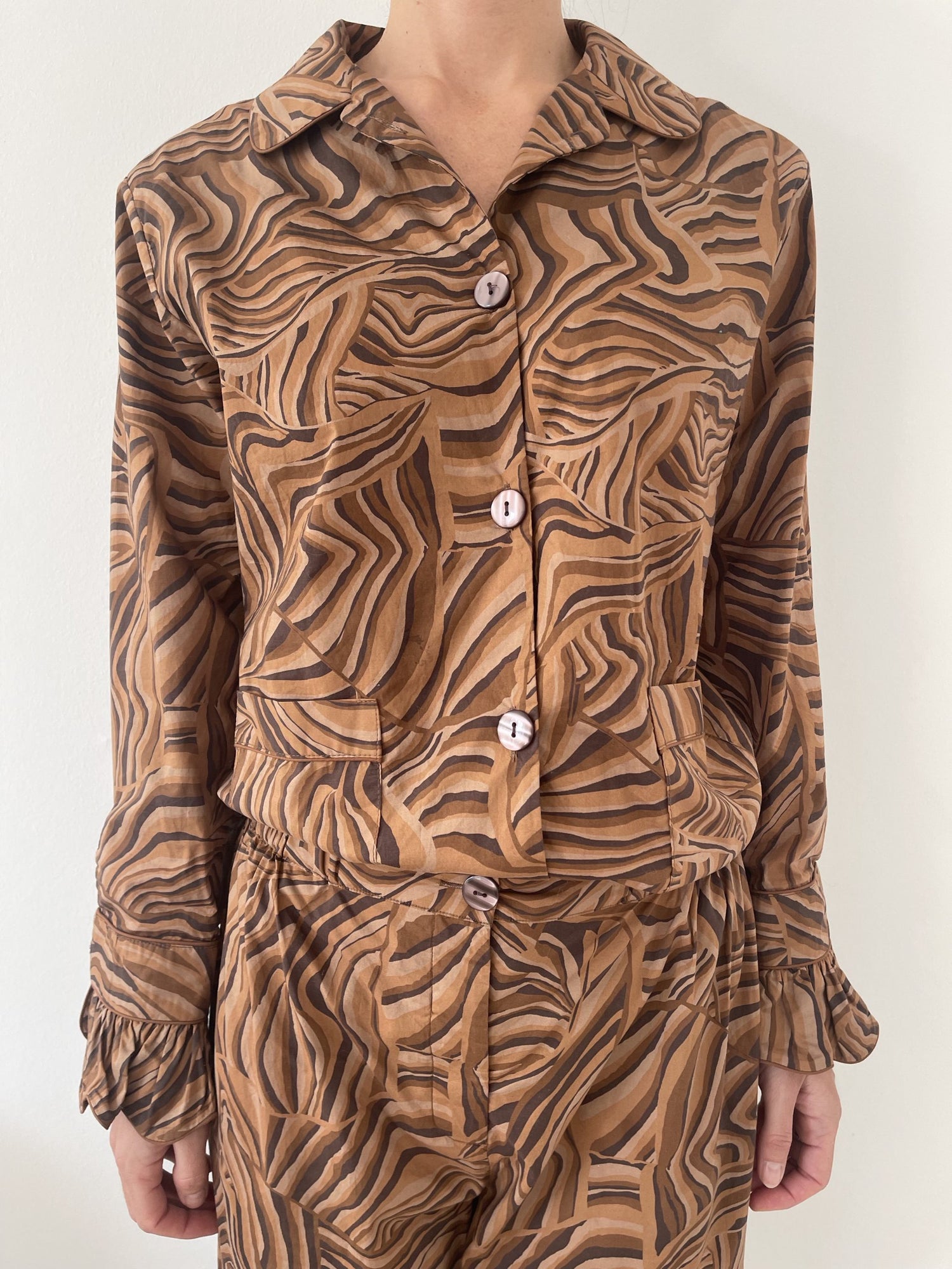 Helmstedt sæt med skjorte og bukser i brunt mønster på model forfra tæt på