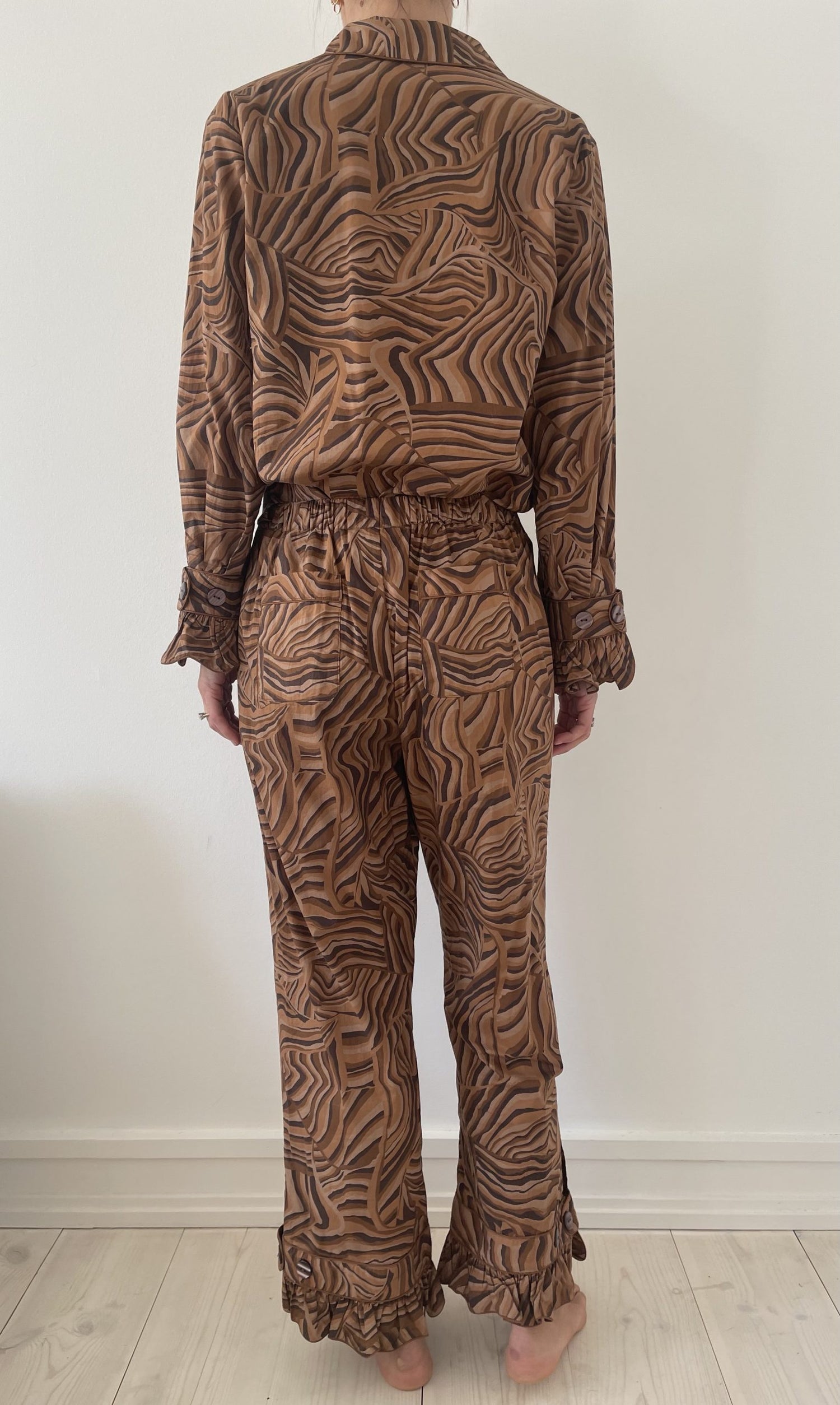 Helmstedt sæt med skjorte og bukser i brunt mønster på model bagfra